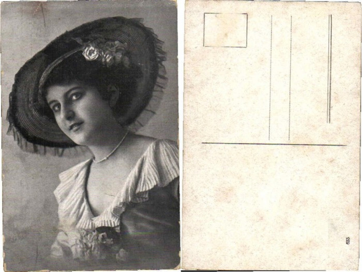 65191,Frau m. Modischen grossen Hut Perlenkette Mode
