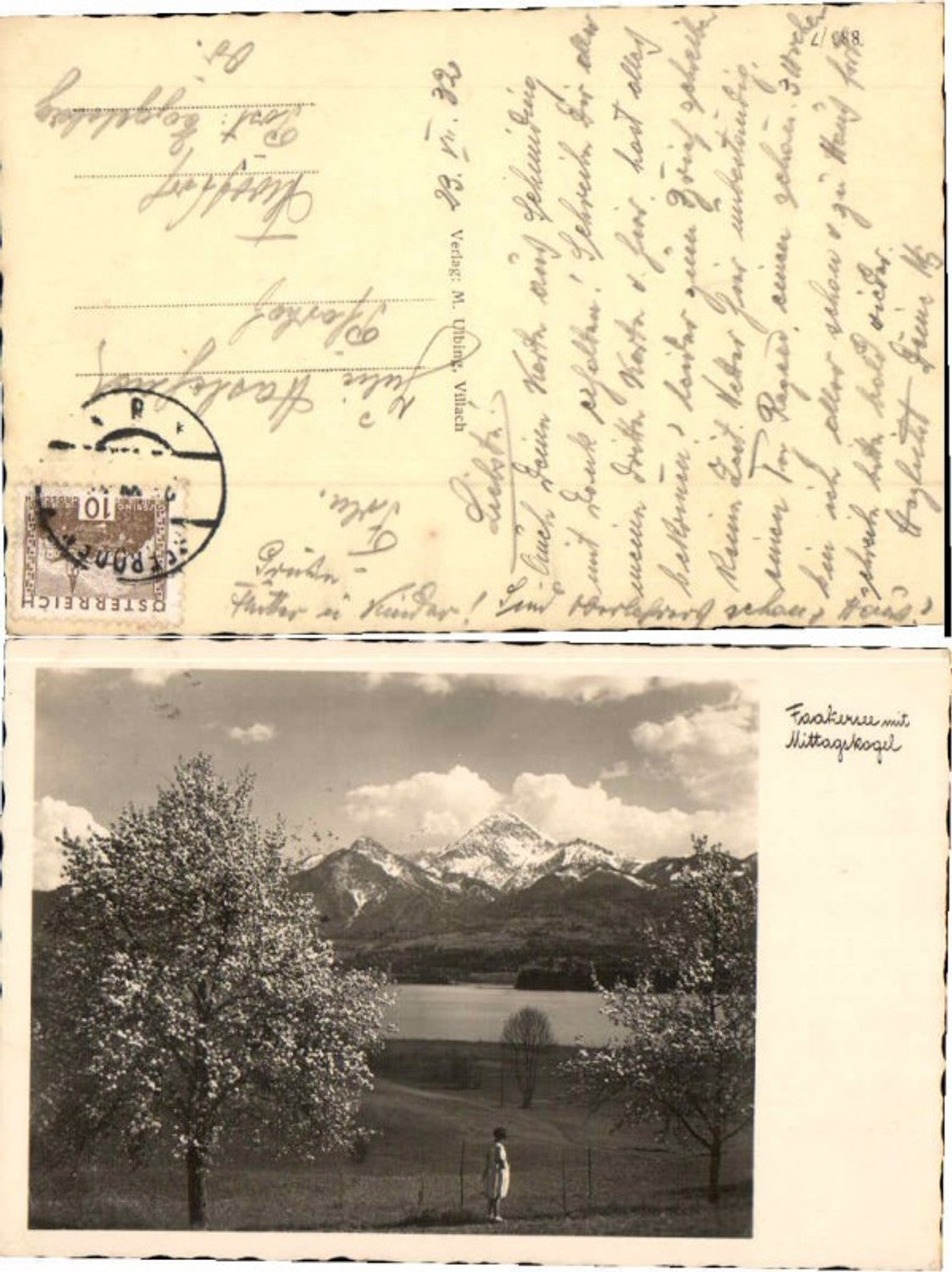 67584,Faakersee mit Mittagskogel m. Frau auf Wiese Seeboden