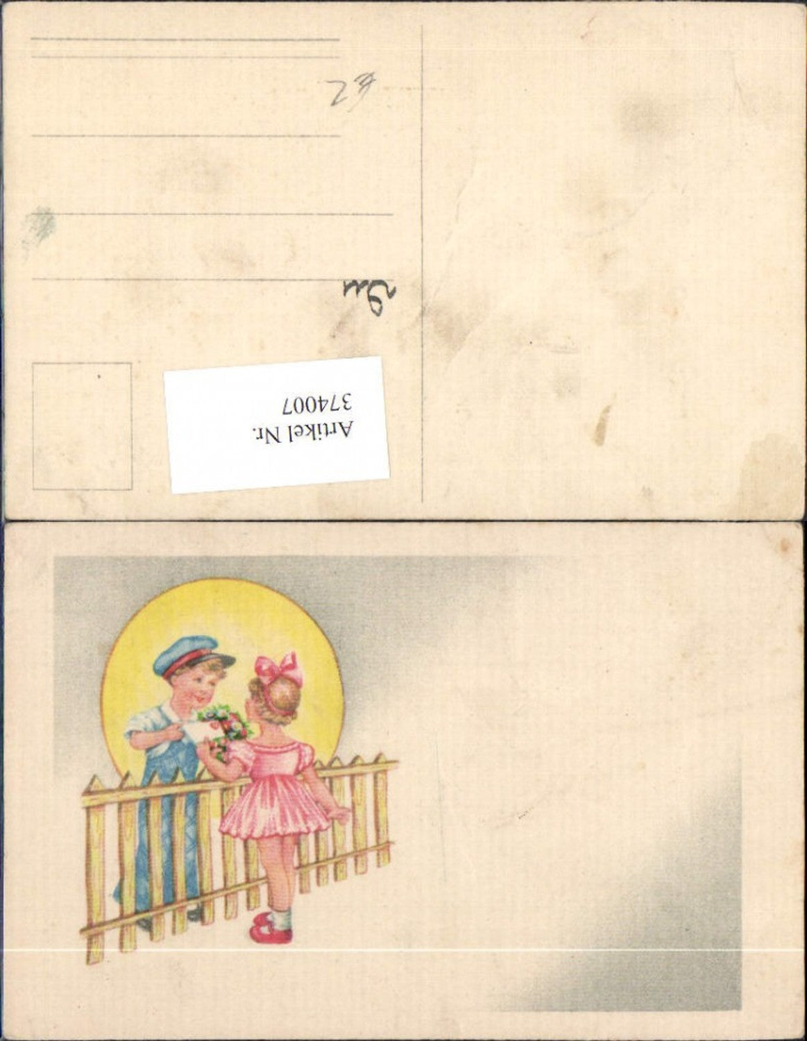 374007,Künstler Ak Kinder Bub als Postbote Briefträger Zaun Blumen Mädchen Kleid Haarband