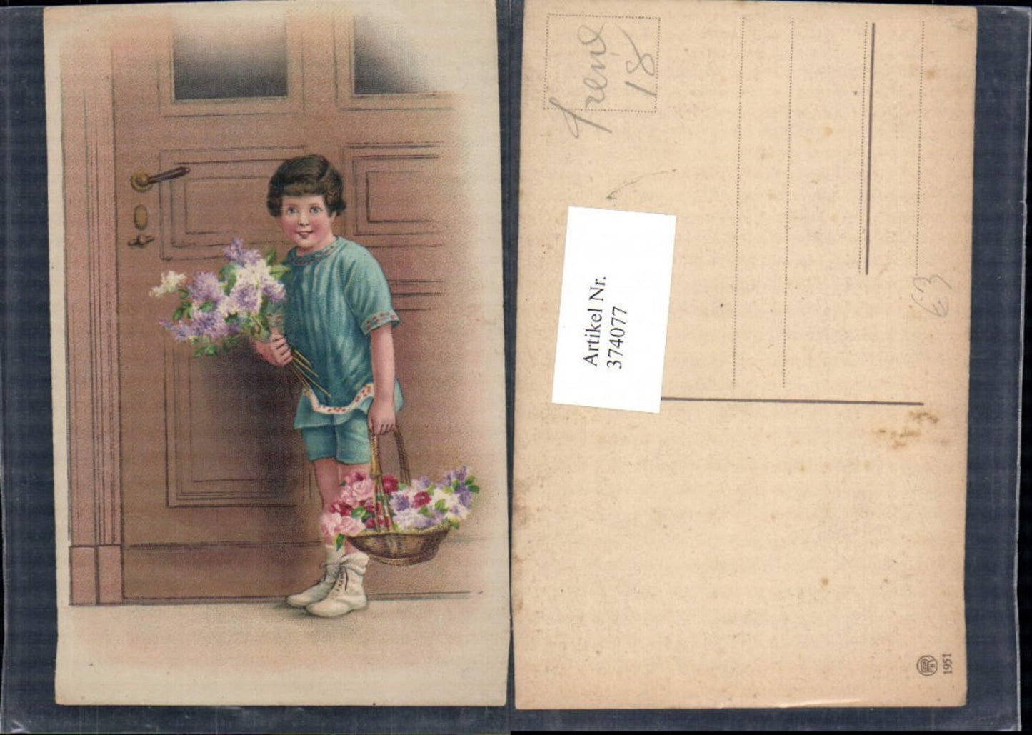 374077,Künstler Ak Kind Bub Junge Uniform Korb m. Blumen Strauß v. Tür