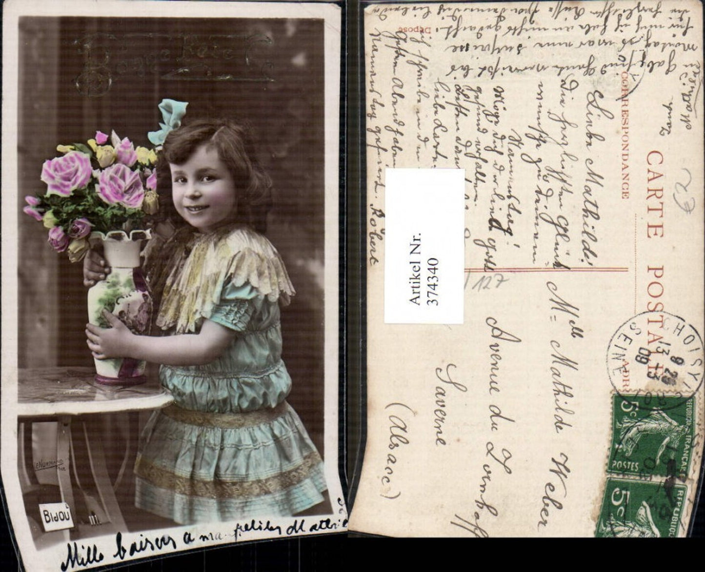 374340,Kind Mädchen Lockenkopf Haarschleife Vase m. Blumen Bonne Fete