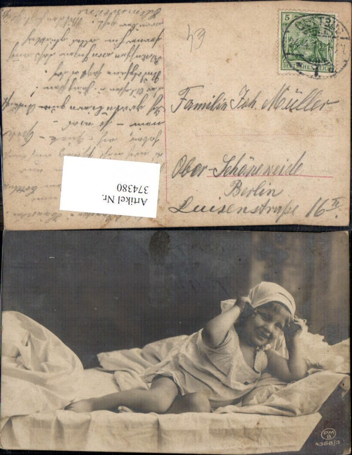 374380,Kind Mädchen i. Nachtkleid Haube liegend im Bett