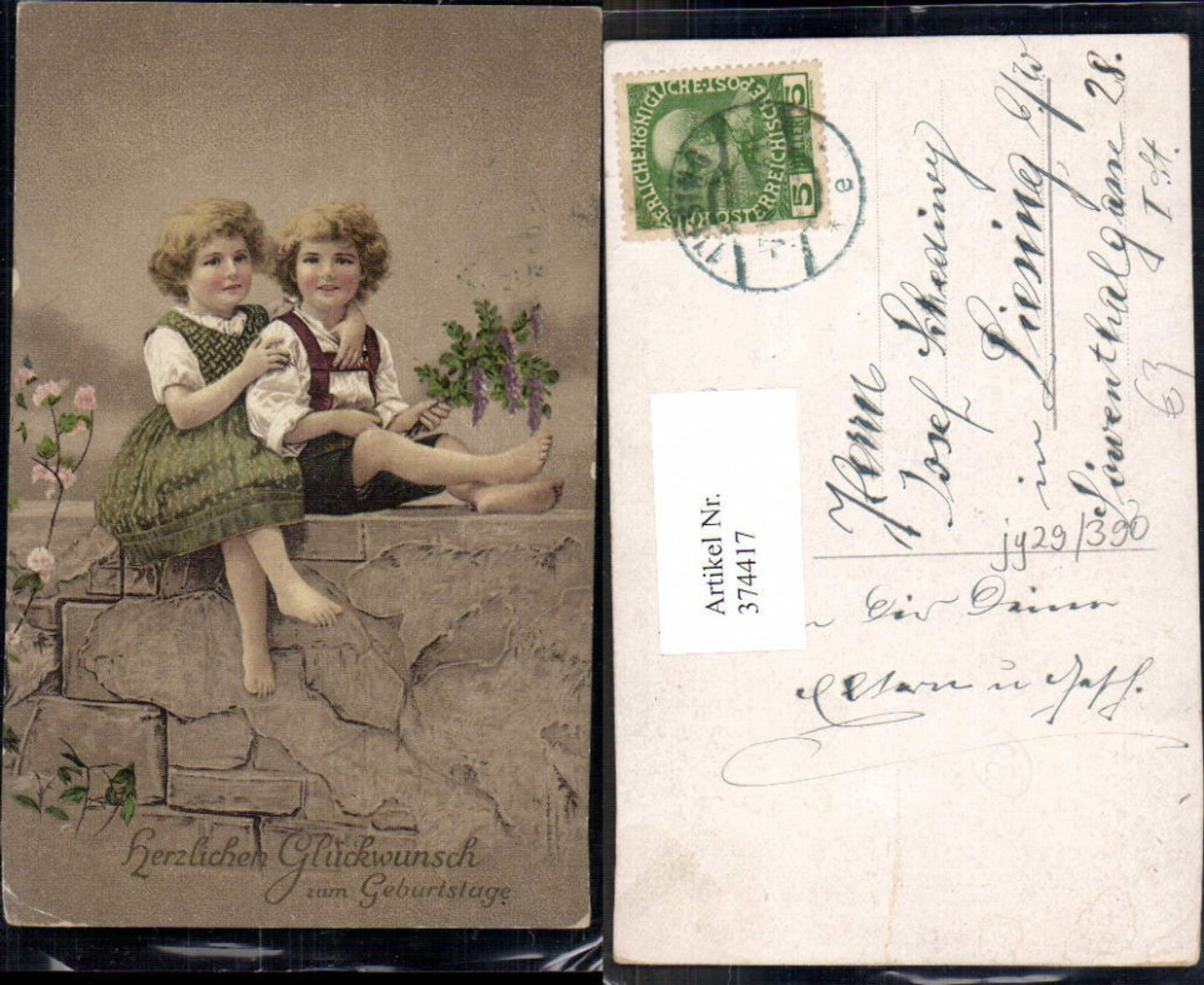 374417,Künstler Ak Kinder Umarmung a. Mauer Tracht Blumenstrauß