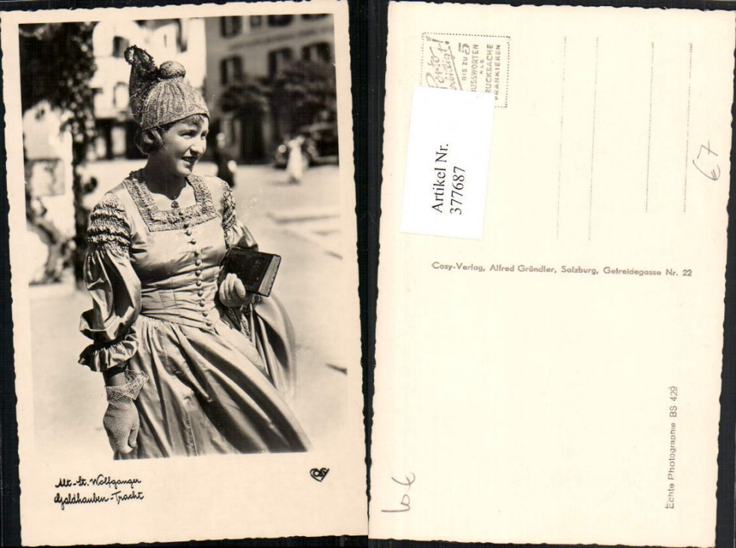 377687,Alt St. Wolfgang Goldhauben-Tracht Frau in Tracht pub Cosy