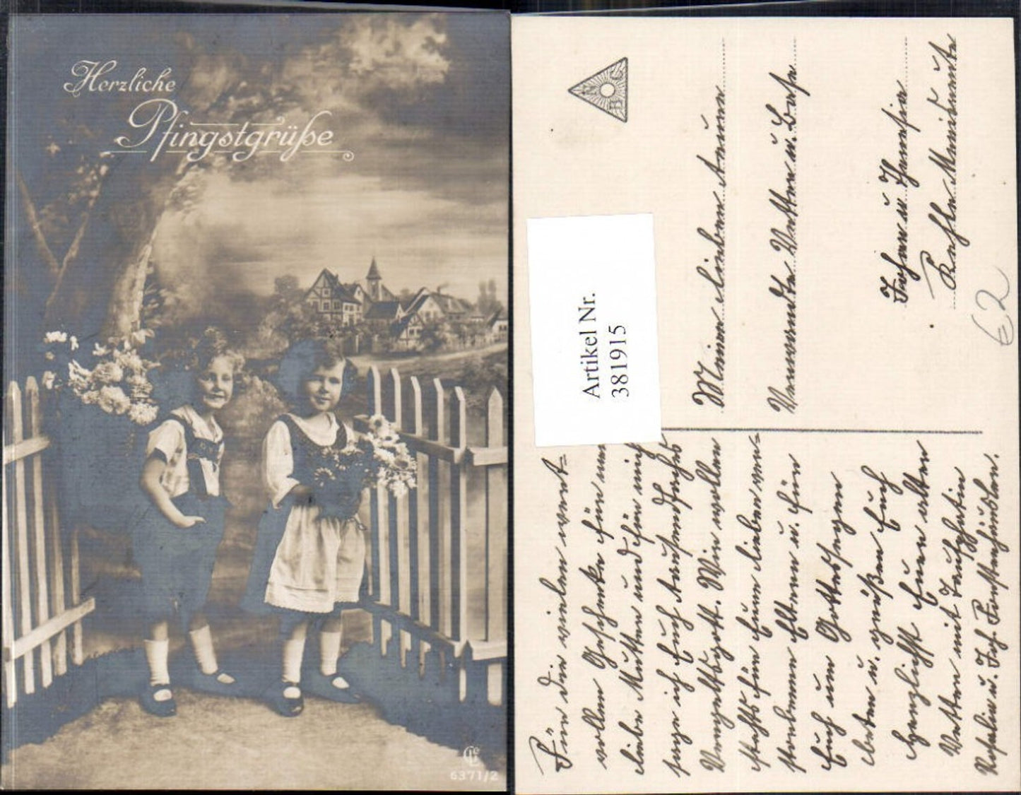 381915,Kinder Tracht Rückenkorb Blumen v. Dorf Zaun Holzzaun Pfingsten
