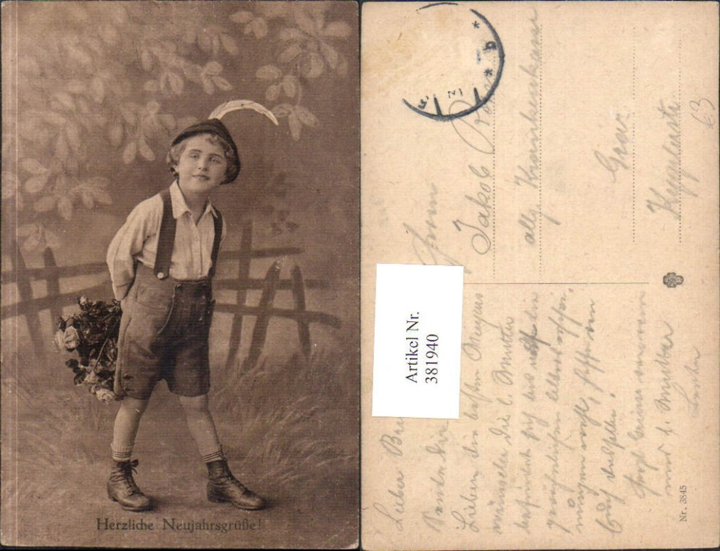 381940,Kind Bub Junge Lederhose Tracht Hut Blumenstrauß Neujahr