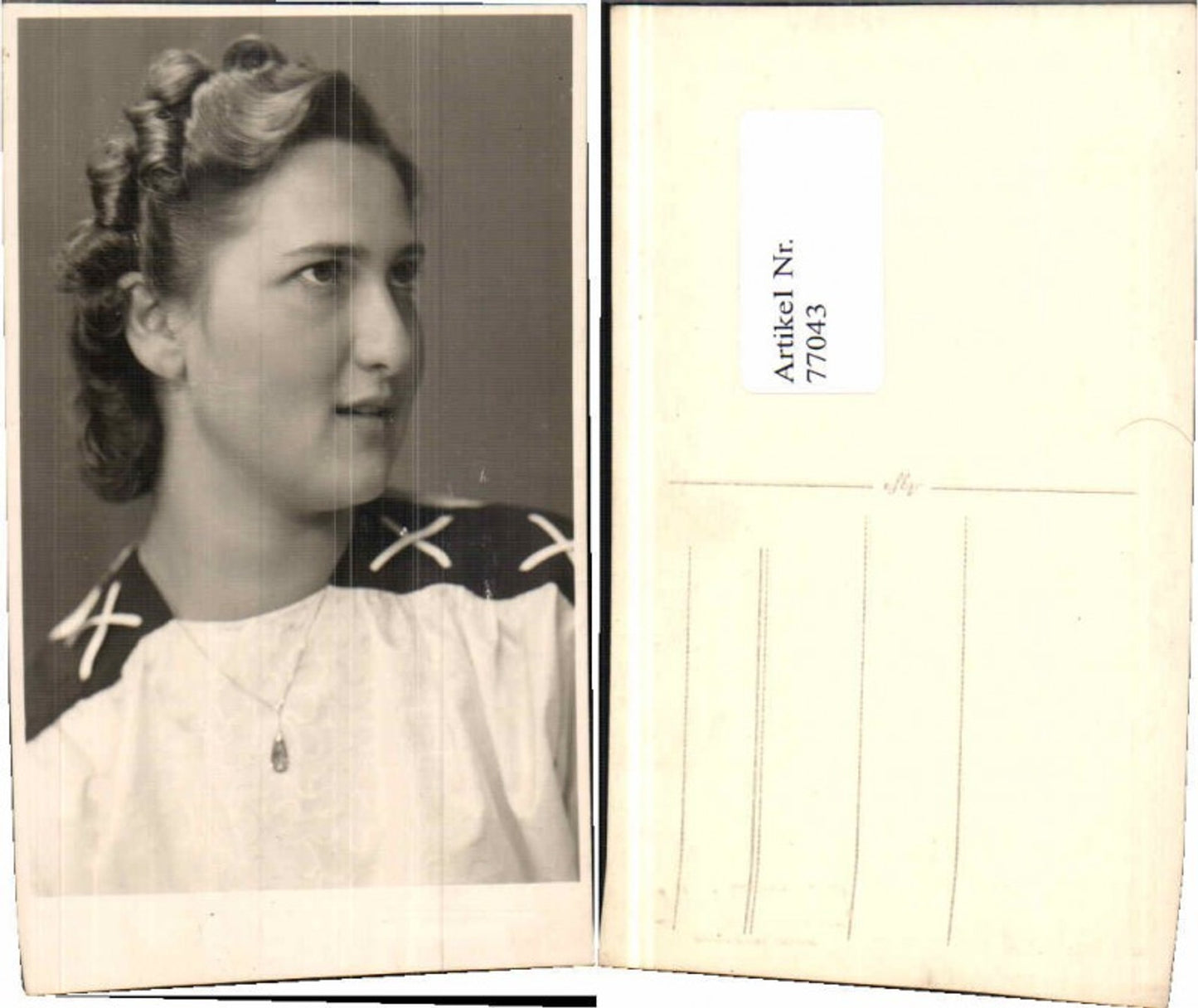 77043,Frau in Uniform ? Gelocktes Haar Halskette