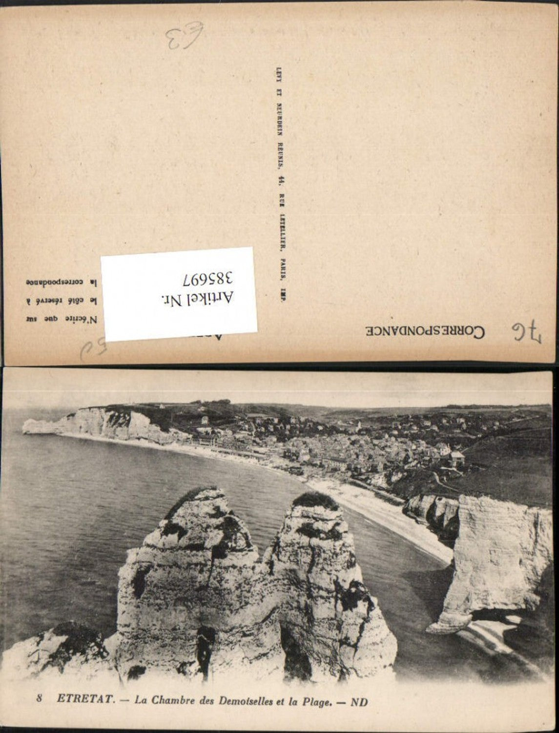 385697,Haute-Normandie Seine-Maritime Etretat La Chambre des Demoiselles et la Plage Strand