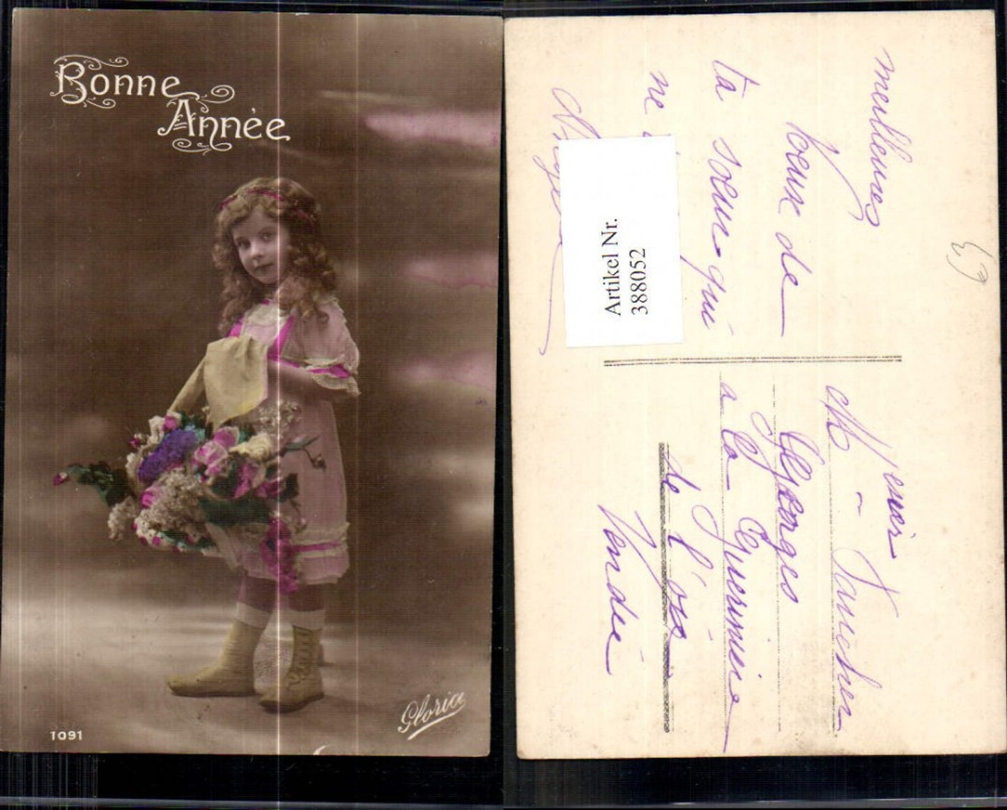 388052,Kind Mädchen Lockenkopf Haarschleife Korb m. Blumen