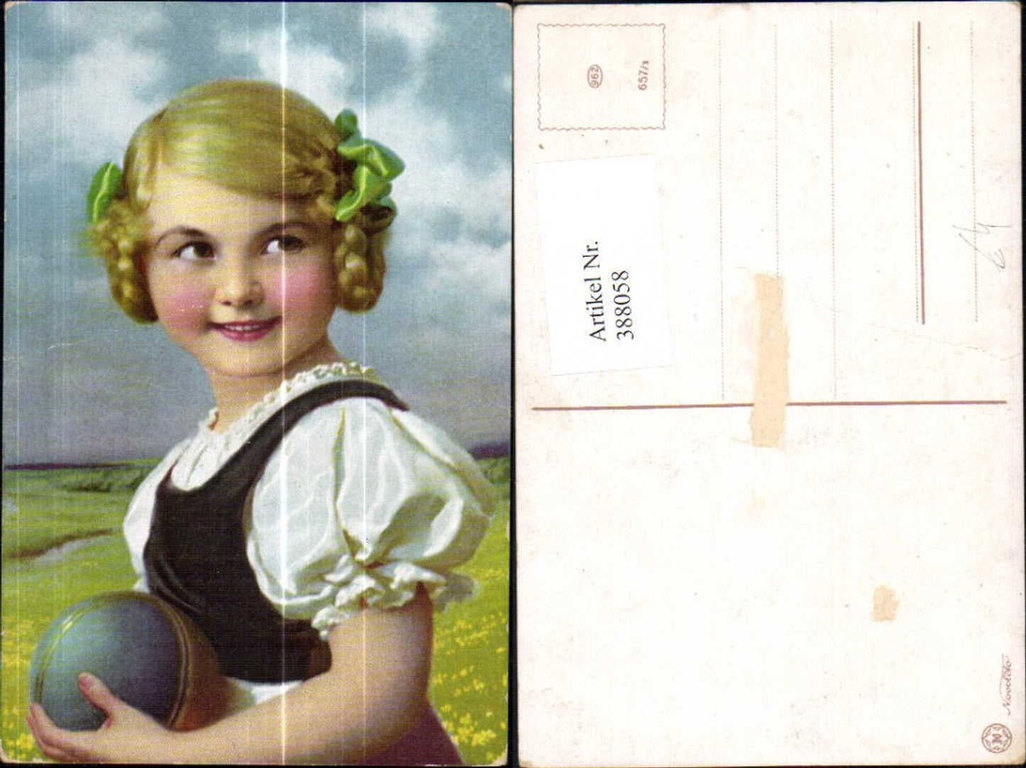 388058,Künstler Ak Kind Mädchen m. Zöpfe Haarschleife m. Ball Spielzeug pub Novolito