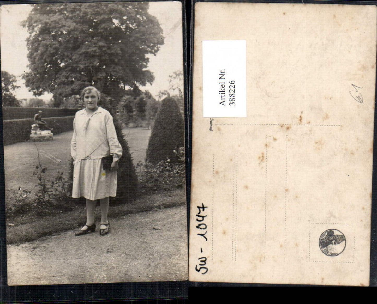 388226,Foto Ak Frau Handtasche Portrait Park Garten Statue