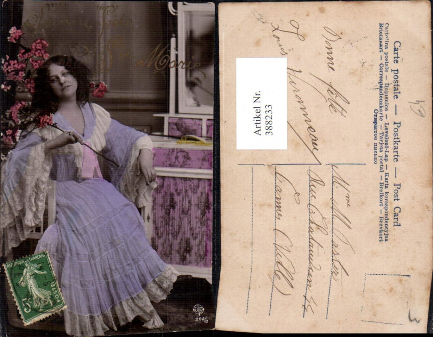 388233,Frau Lange Haare Kleid Spiegel Schminktisch Blumen Goldschrift