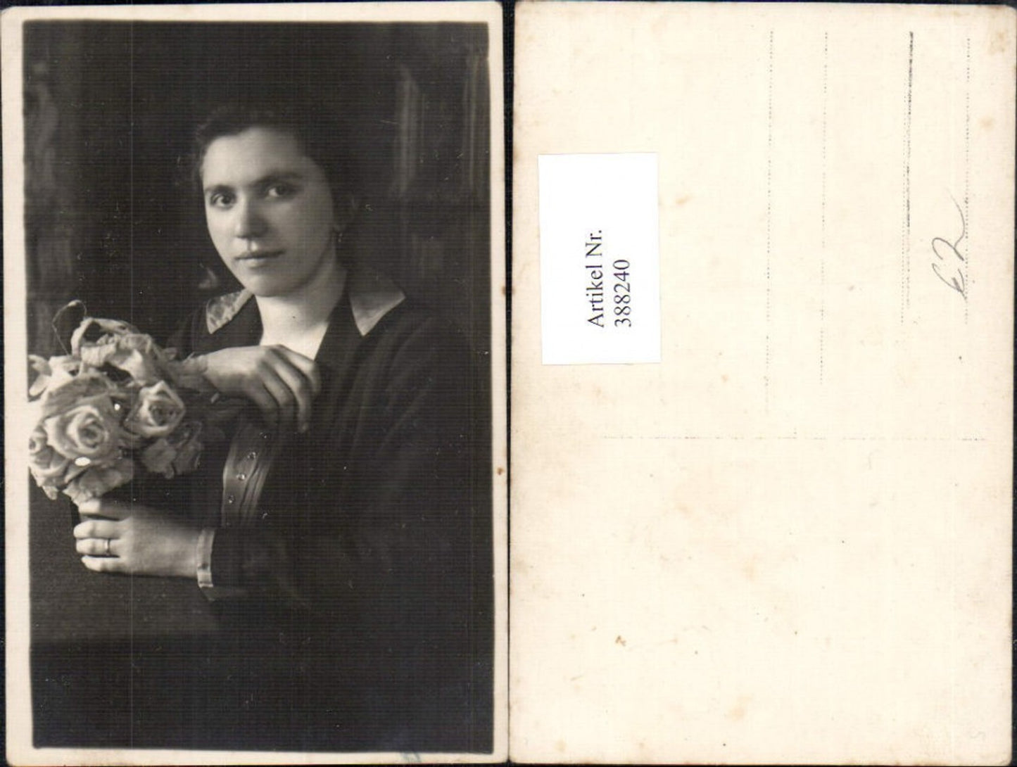 388240,Foto Ak Frau Blumen Rosen Strauß Portrait