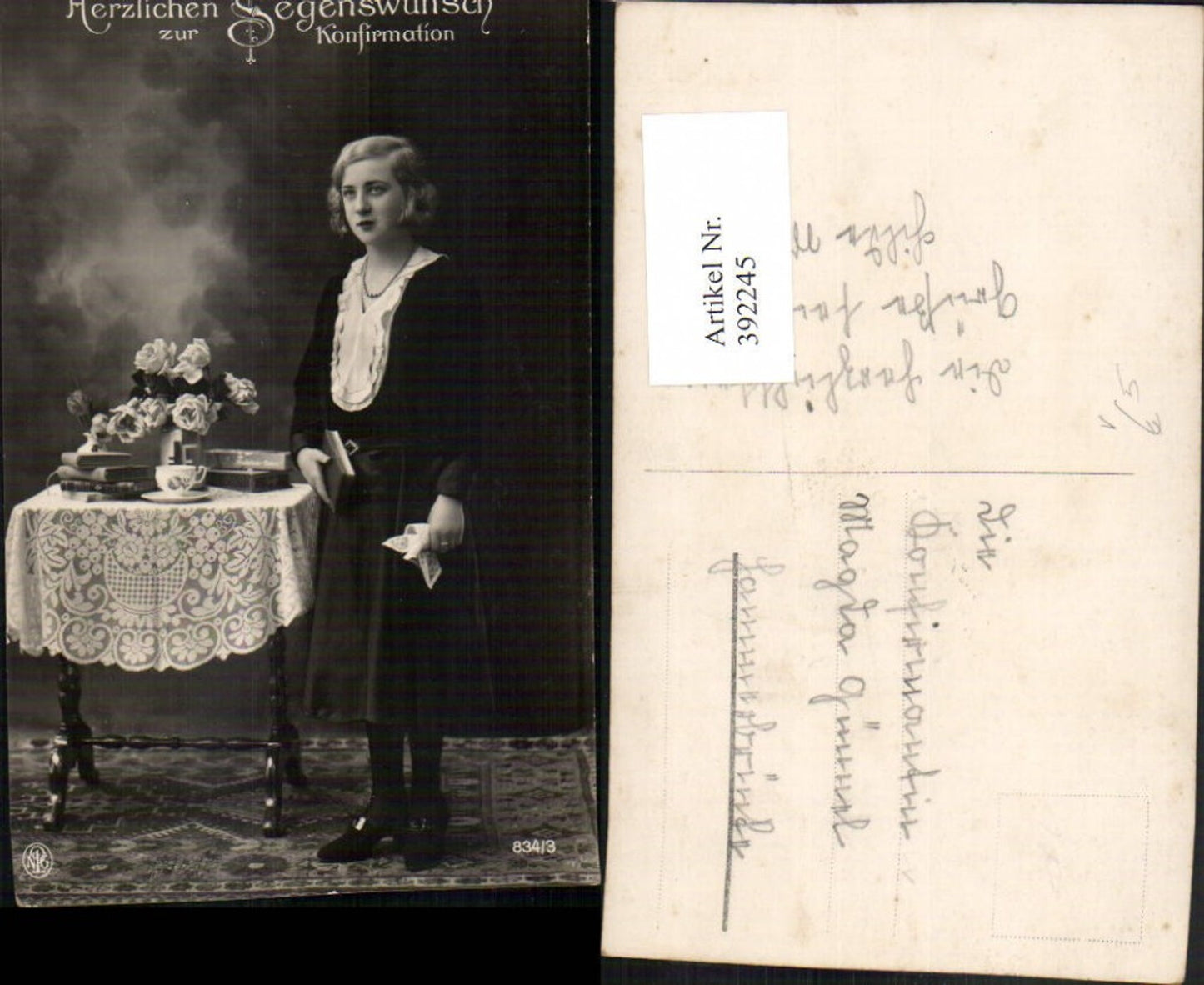 392245,Konfirmation Mädchen m. Kleid Bibel Tisch Blumen pub NPG 834/3