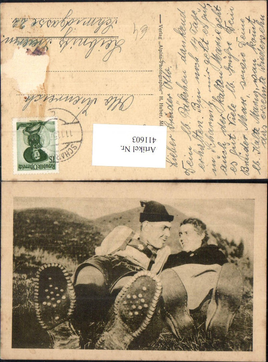 411603,Paar i. Tracht liegt i. Wiese Verliebter Blick Liebe