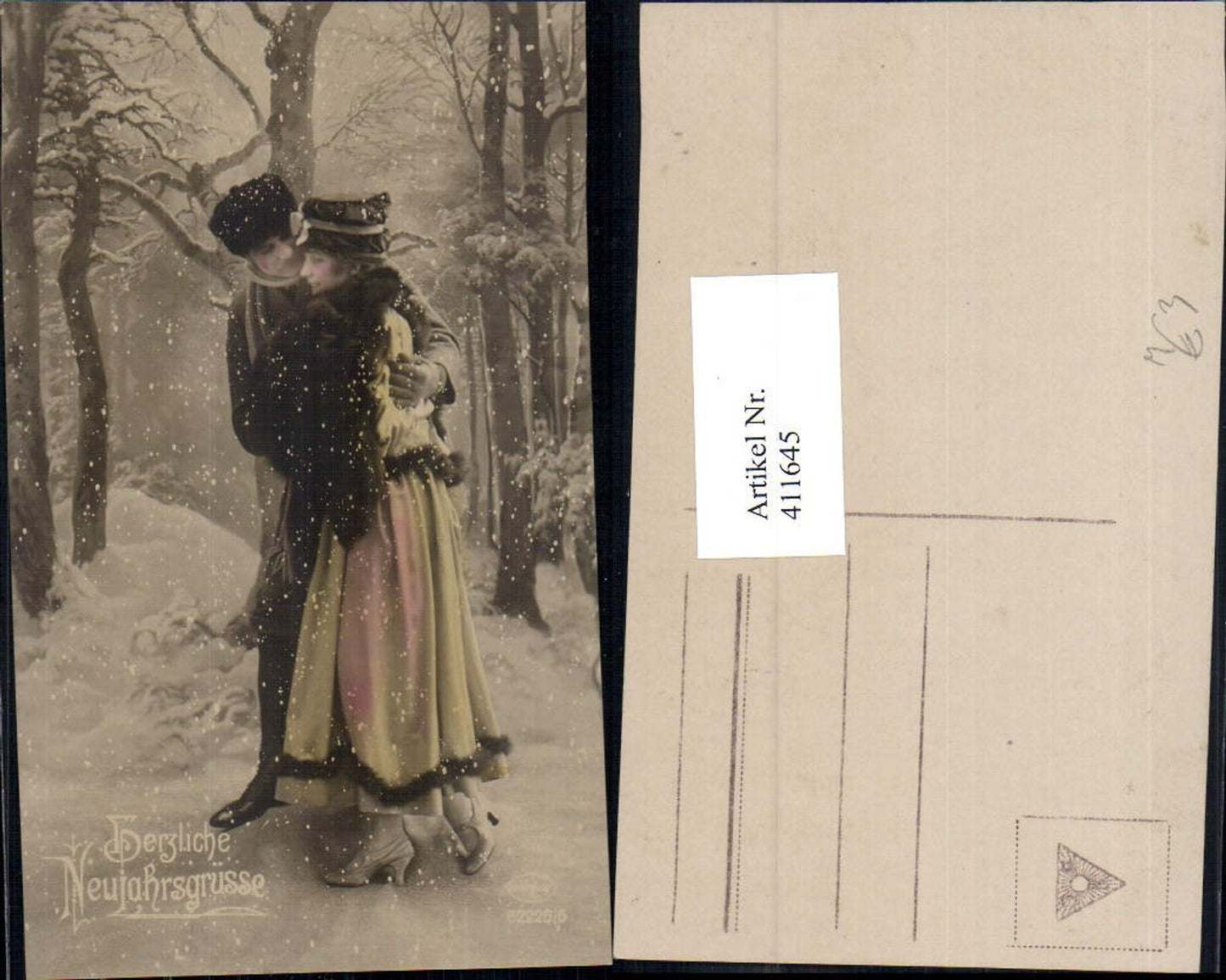 411645,Paar Umarmung Spaziergang Winterwald Pelzmode Liebe