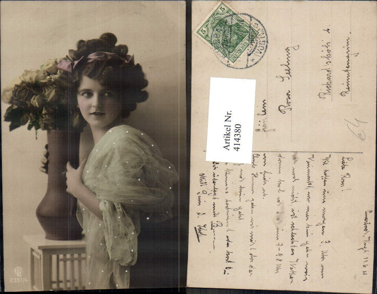 414380,Frau Haarschleife Vase m. Rosen Portrait