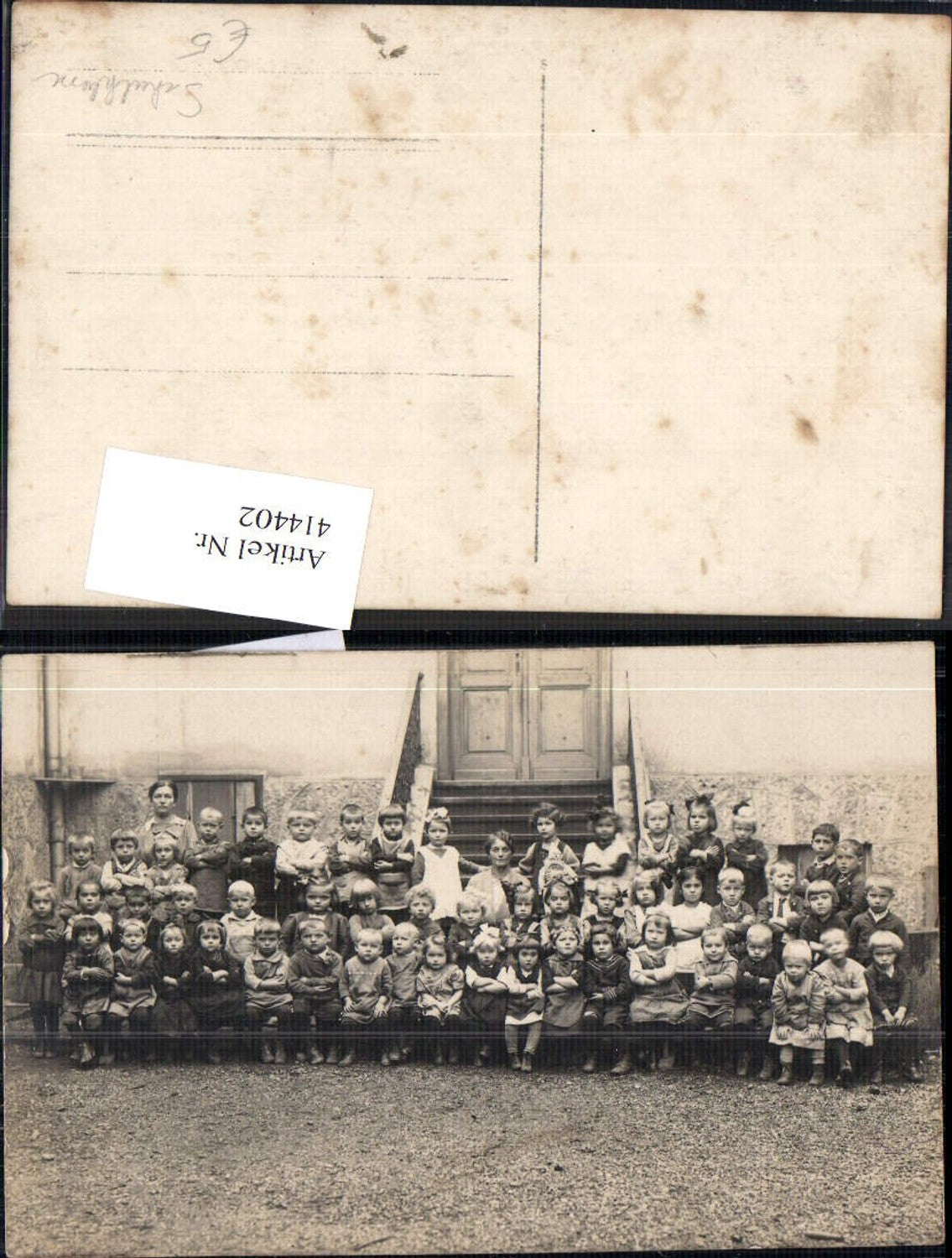 414402,Foto Ak Gruppenbild Kinder m. Frau v. Gebäude Schule Schulklasse