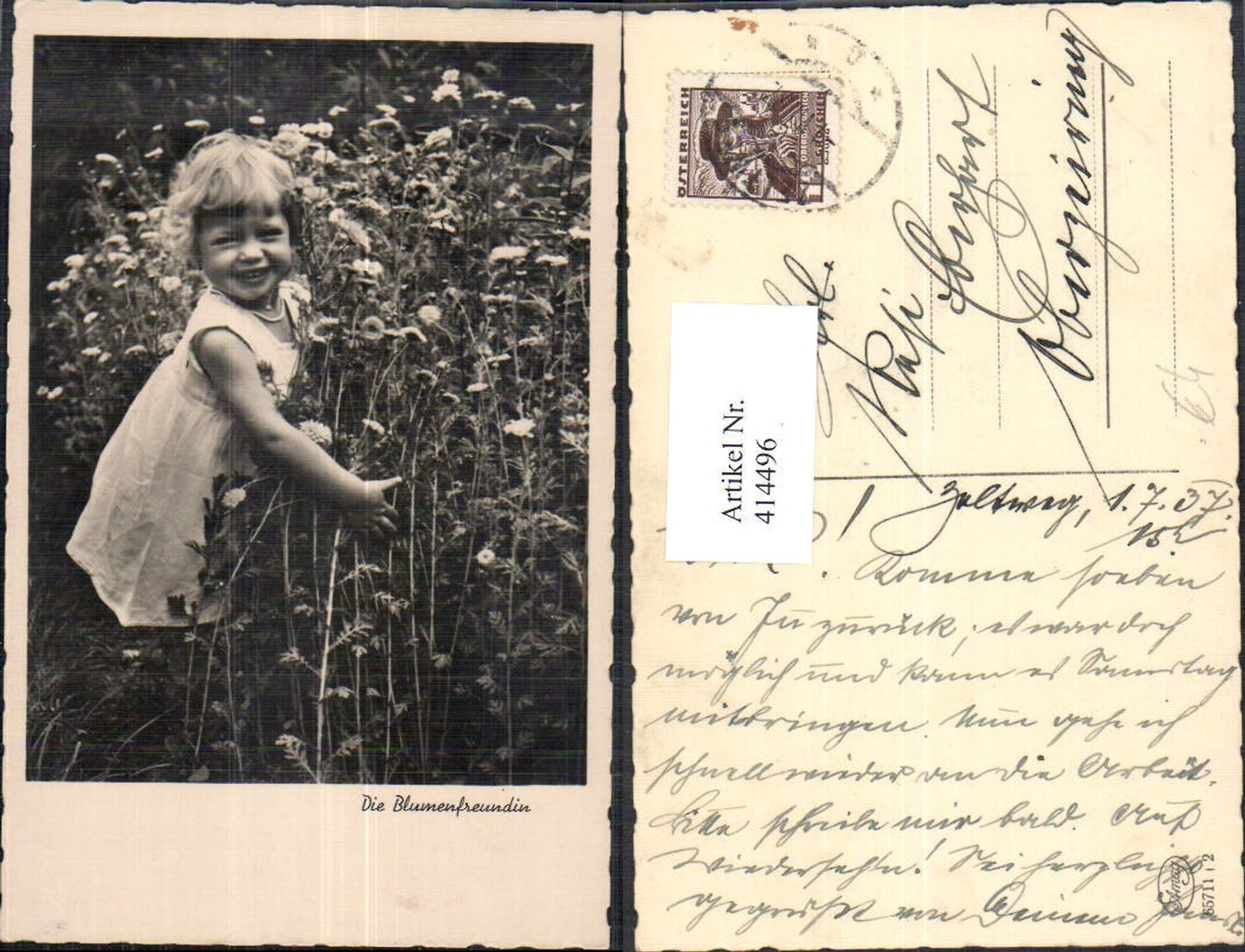 414496,Foto Ak Kind Mädchen zwischen Blumen Wiese Die Blumenfreundin