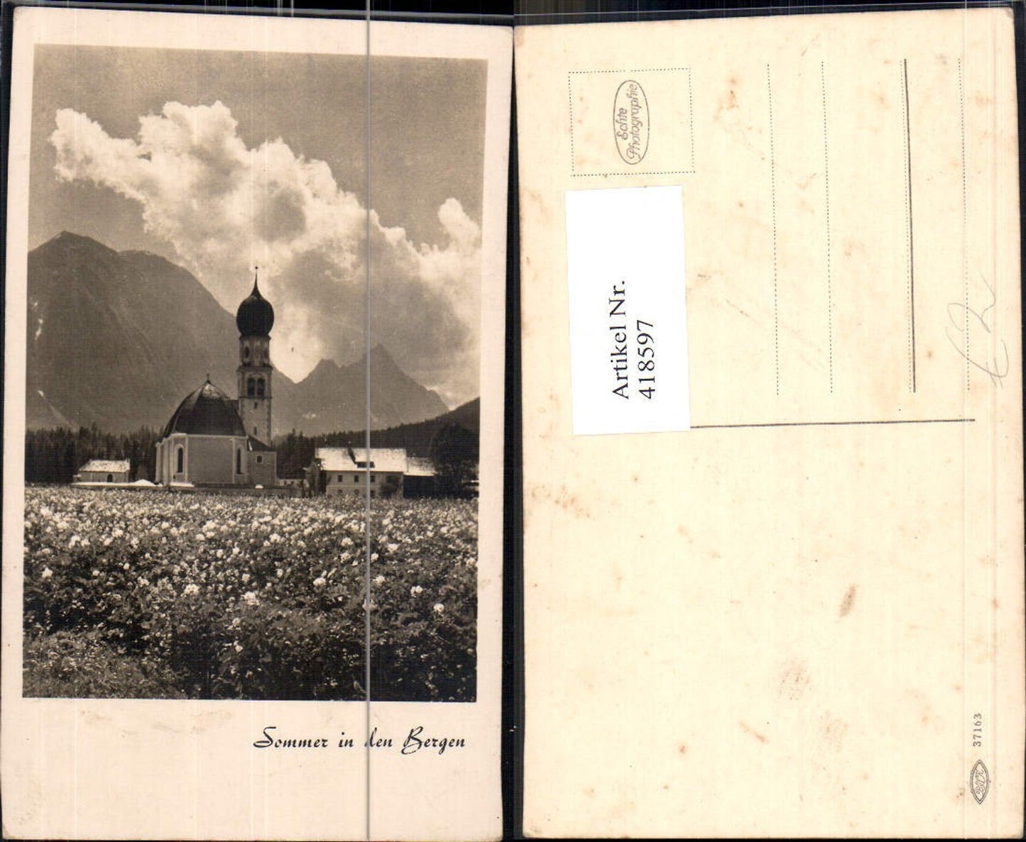 418597,Foto Ak Kirche Dorfkirche Bergkulisse Sommer in d. Bergen