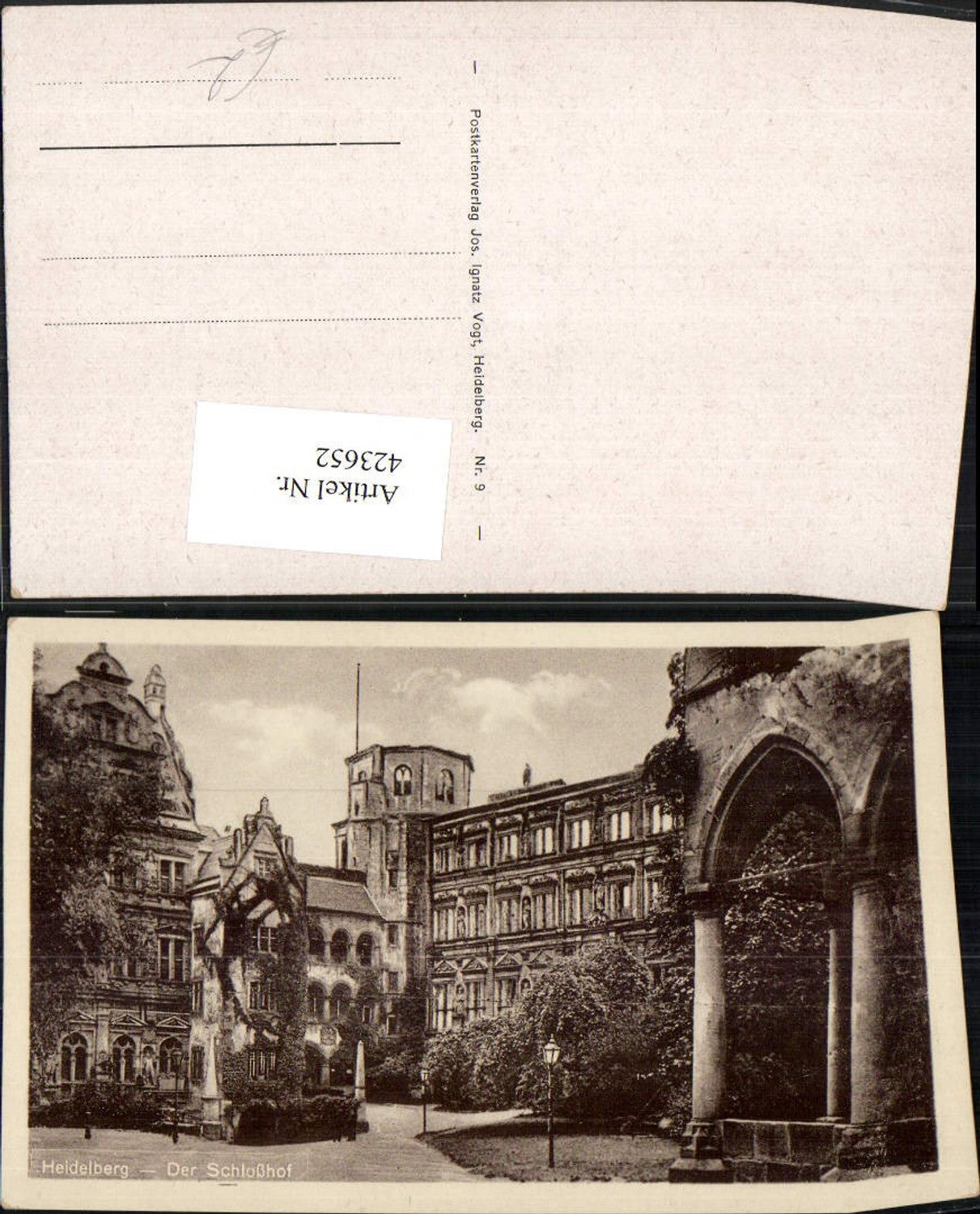 423652,Heidelberg Schloss Schlosshof