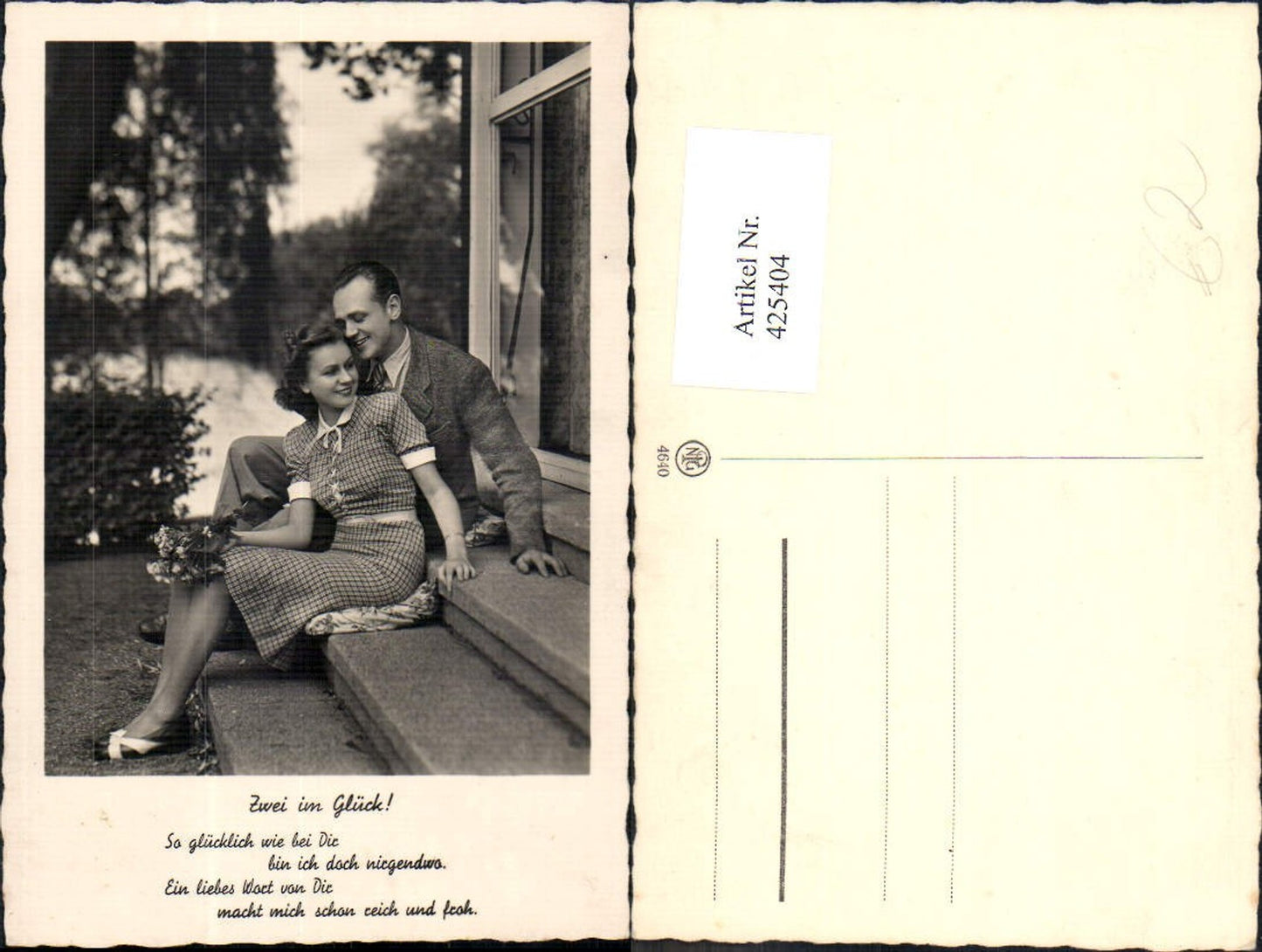 425404,Foto Ak Liebe Paar sitzt a. Stufen Haus Blumenstrauß Zwei im Glück Text