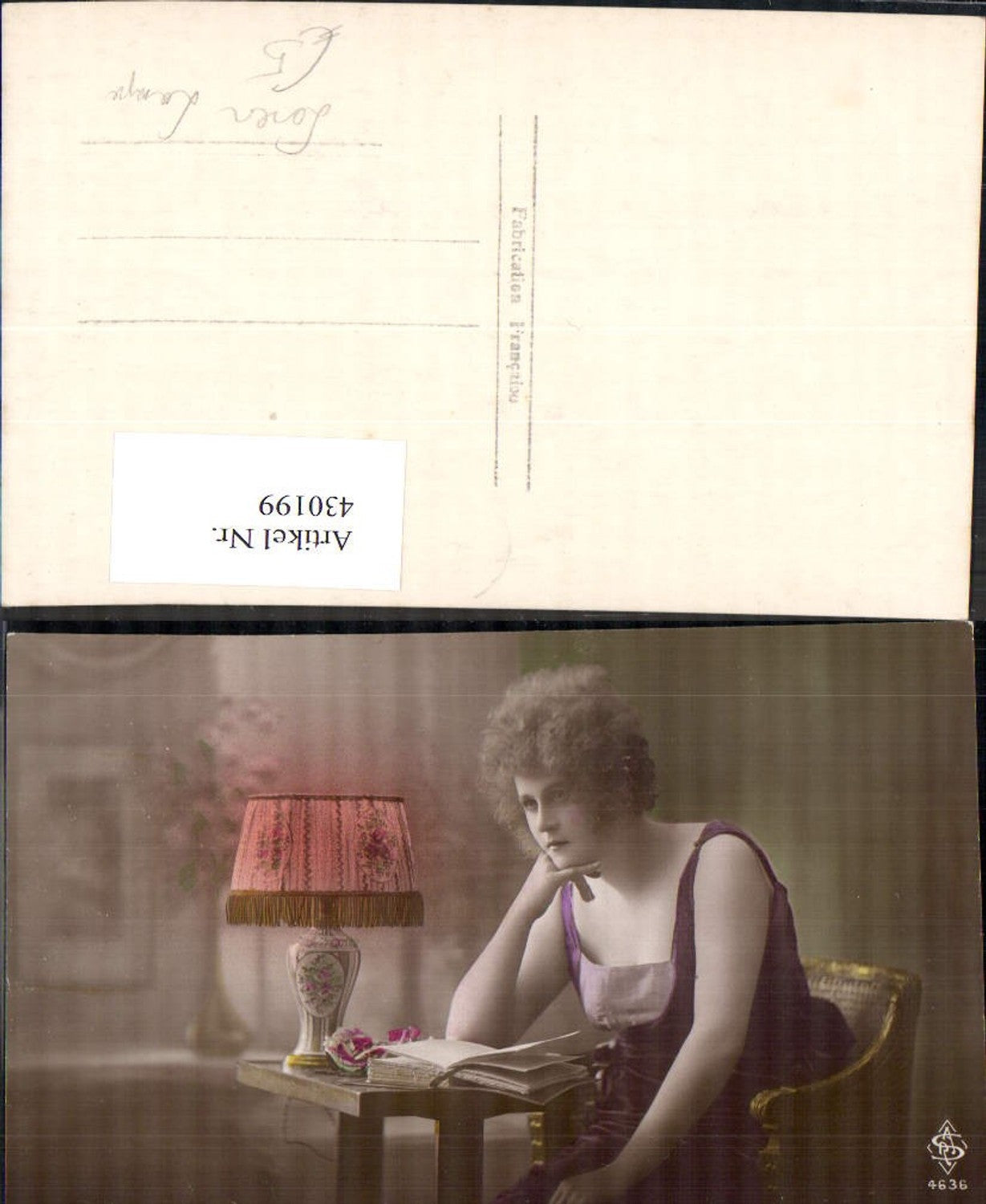 430199,Frau Lesen b. Tischlampe Interieur
