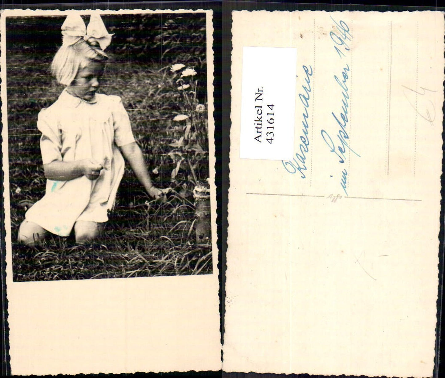 431614,Foto Ak Kind Blondes Mädchen Haarschleife Blumenwiese Blumen
