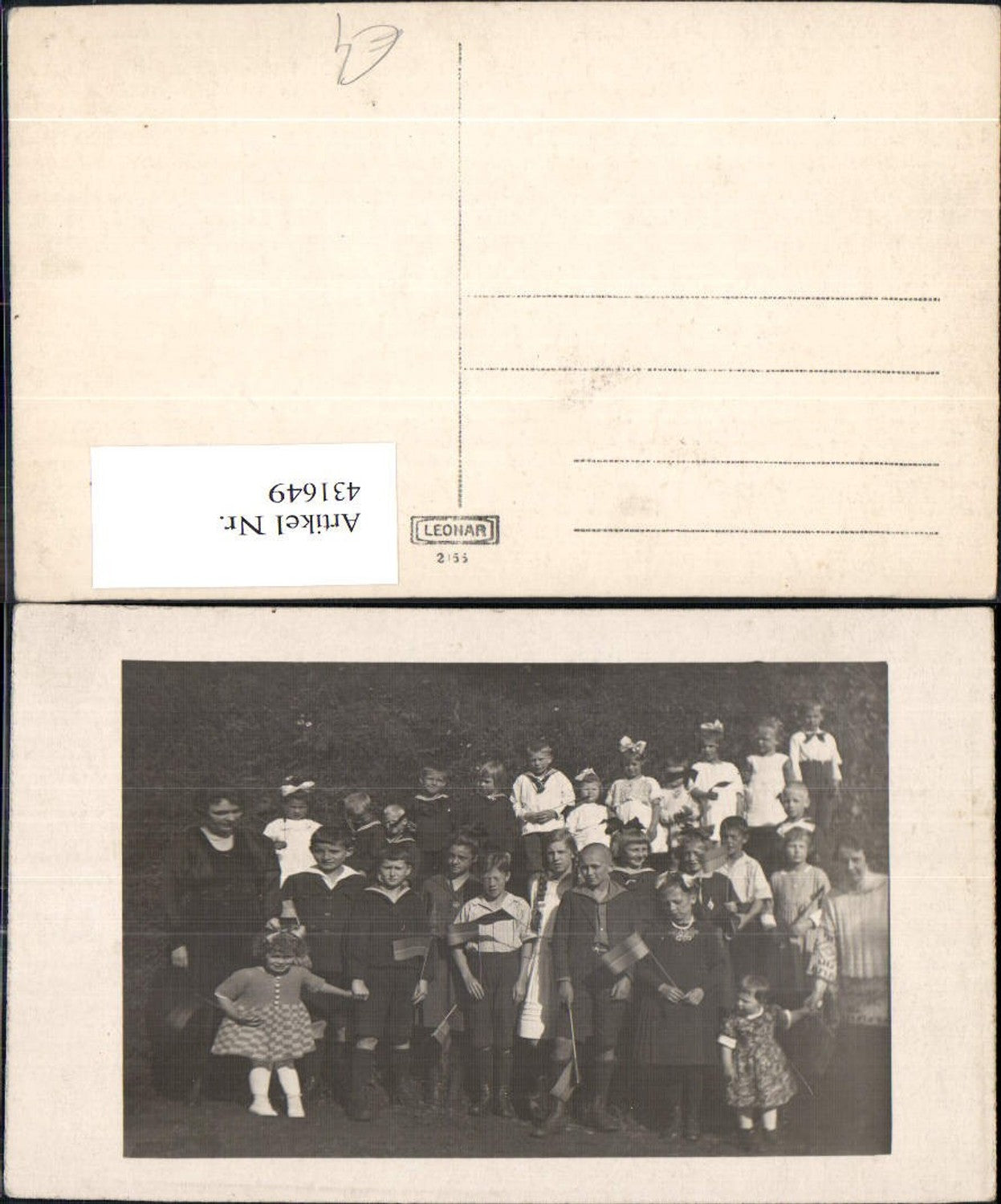 431649,Foto Ak Gruppenbild Kinder Schule Uniform Matrosenanzug Fähnchen i. Hand