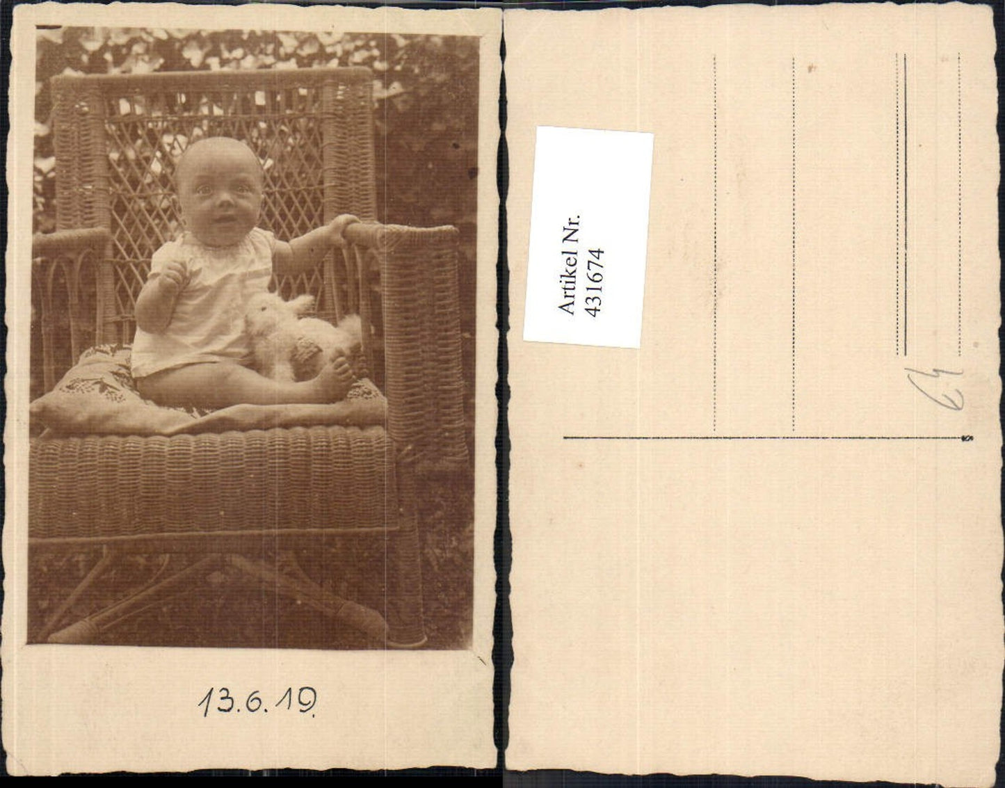 431674,Foto Ak Kind Kleinkind m. Plüschhasen in Stuhl sitzend Spielzeug