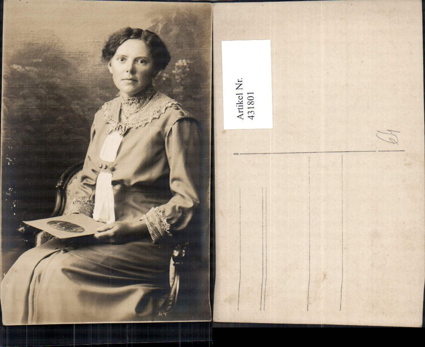 431801,Foto Ak Frau i. Stuhl sitzend m. Fotografie i. Hand