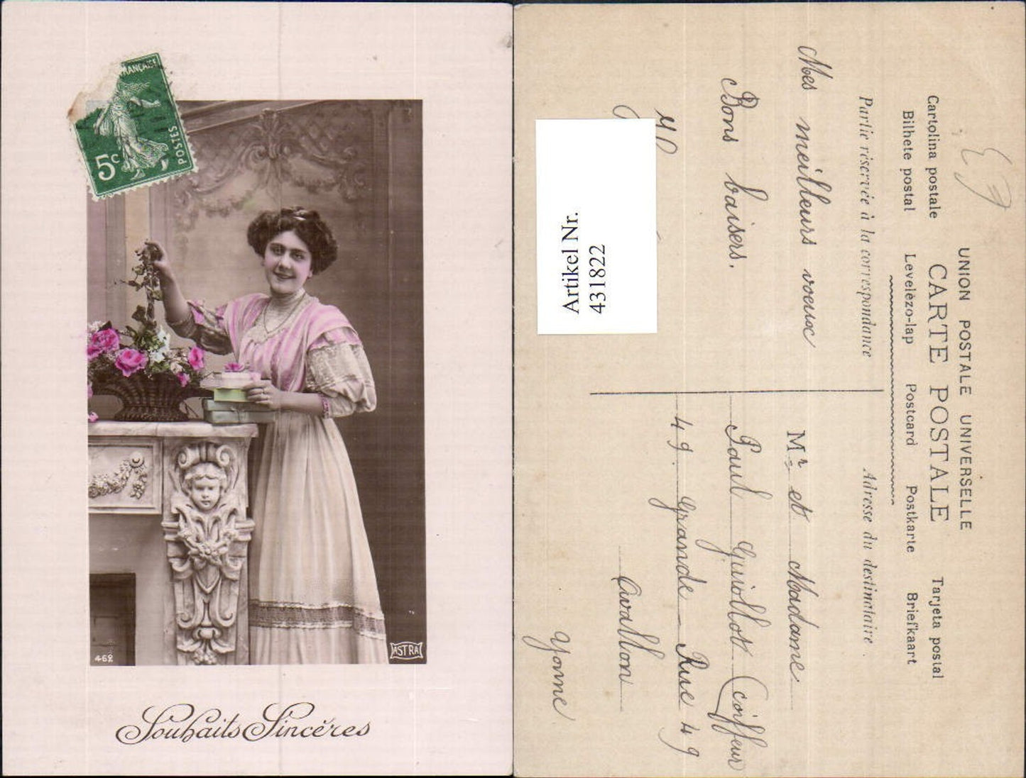 431822,Frau b. Kamin stehend Pakete Briefe