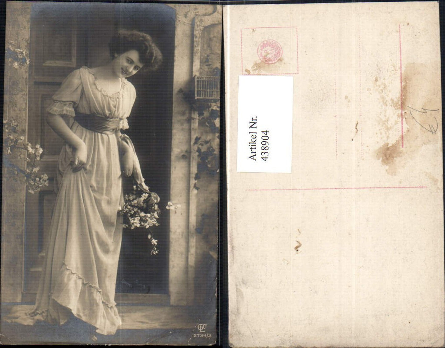 438904,Foto Ak Frau Kleid b. Tür stehend Korb m. Blumen