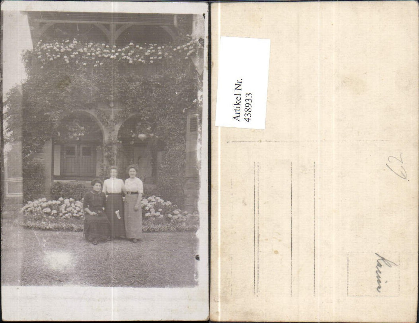 438933,Foto Ak Frauen v. Gebäude Blumenpracht i. Hintergrund Balkon