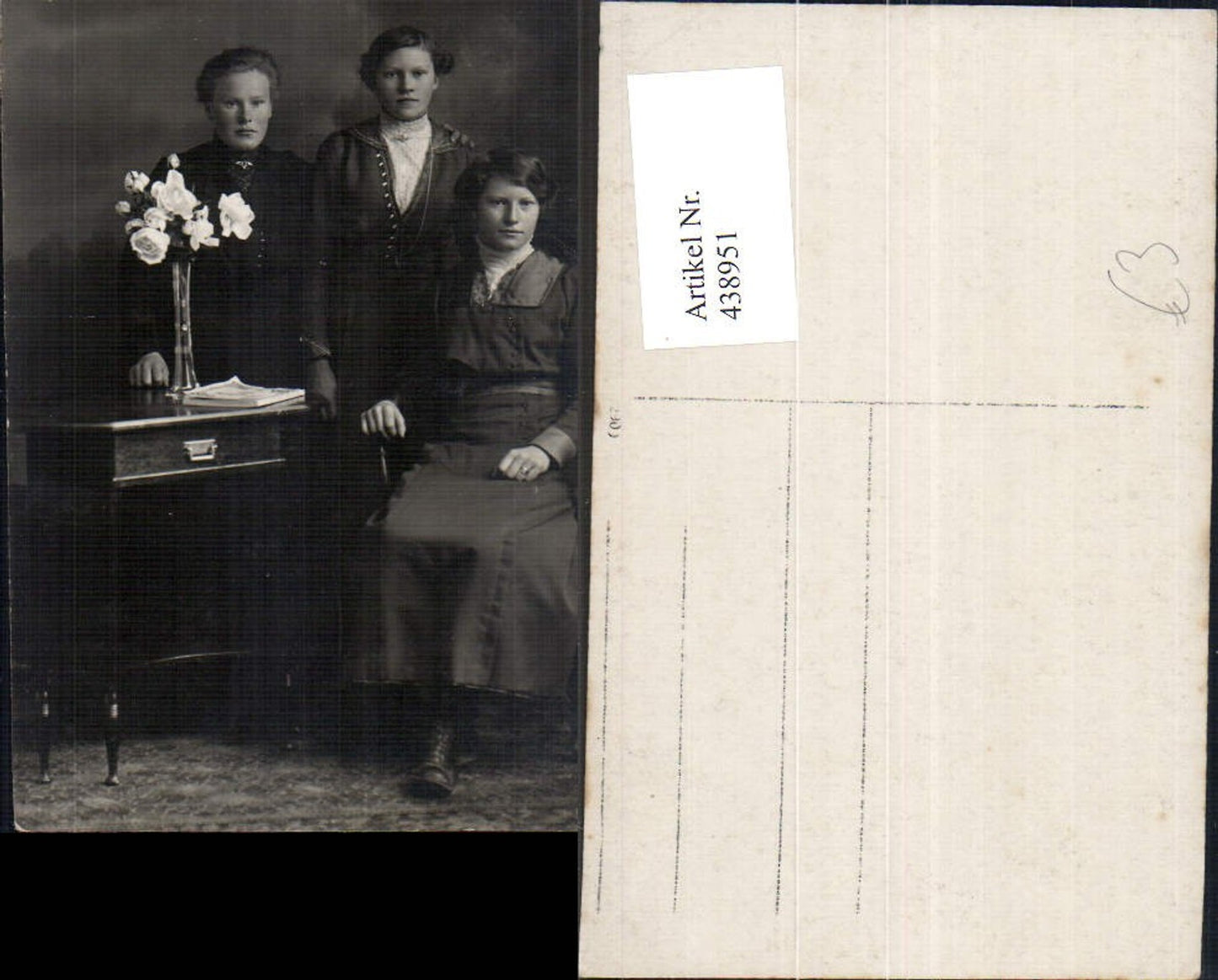 438951,Foto Ak Junge Frauen b. Tisch Blumenvase