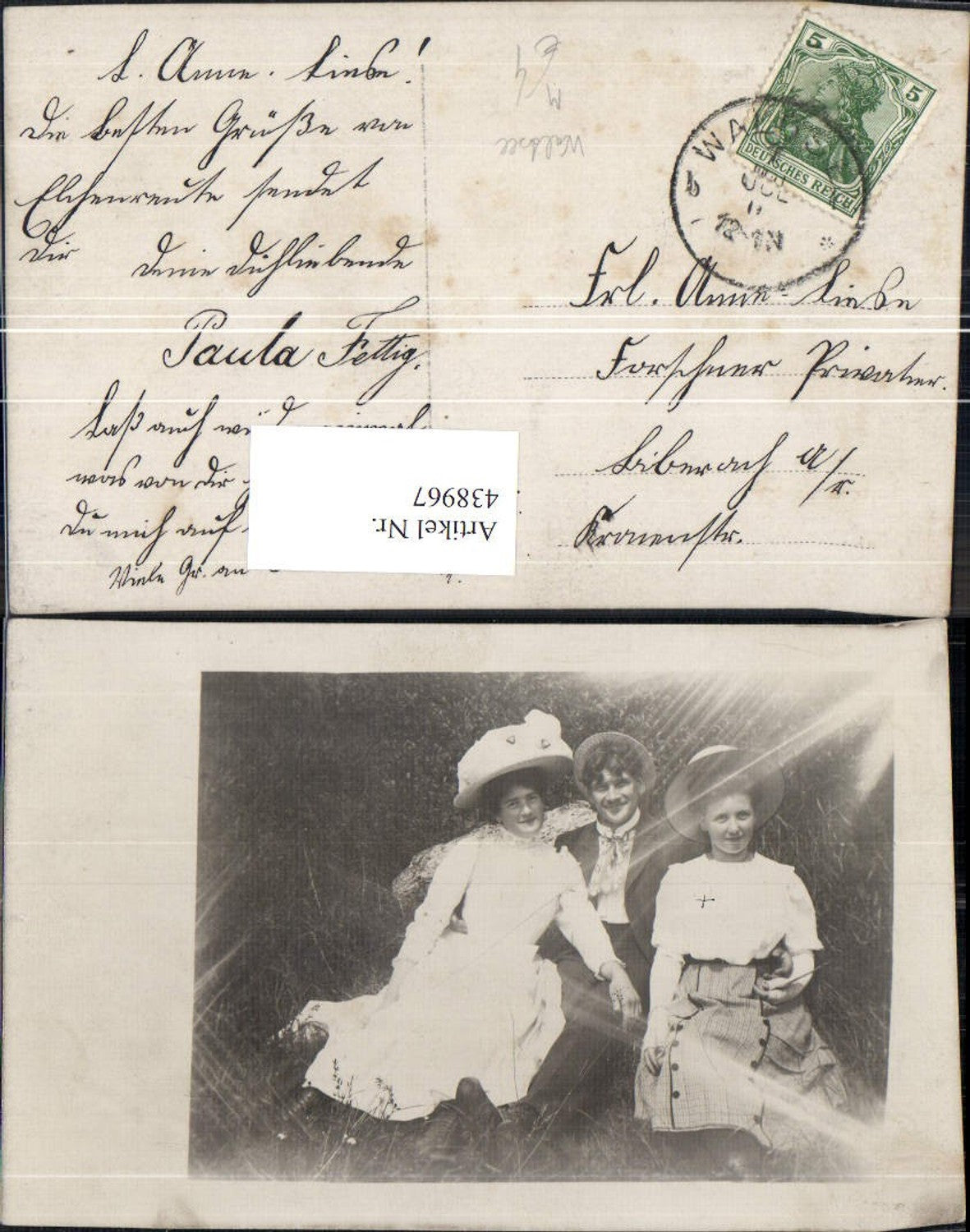 438967,Foto Ak Frauen m. Hut Mann a. Wiese sitzend Waltsee