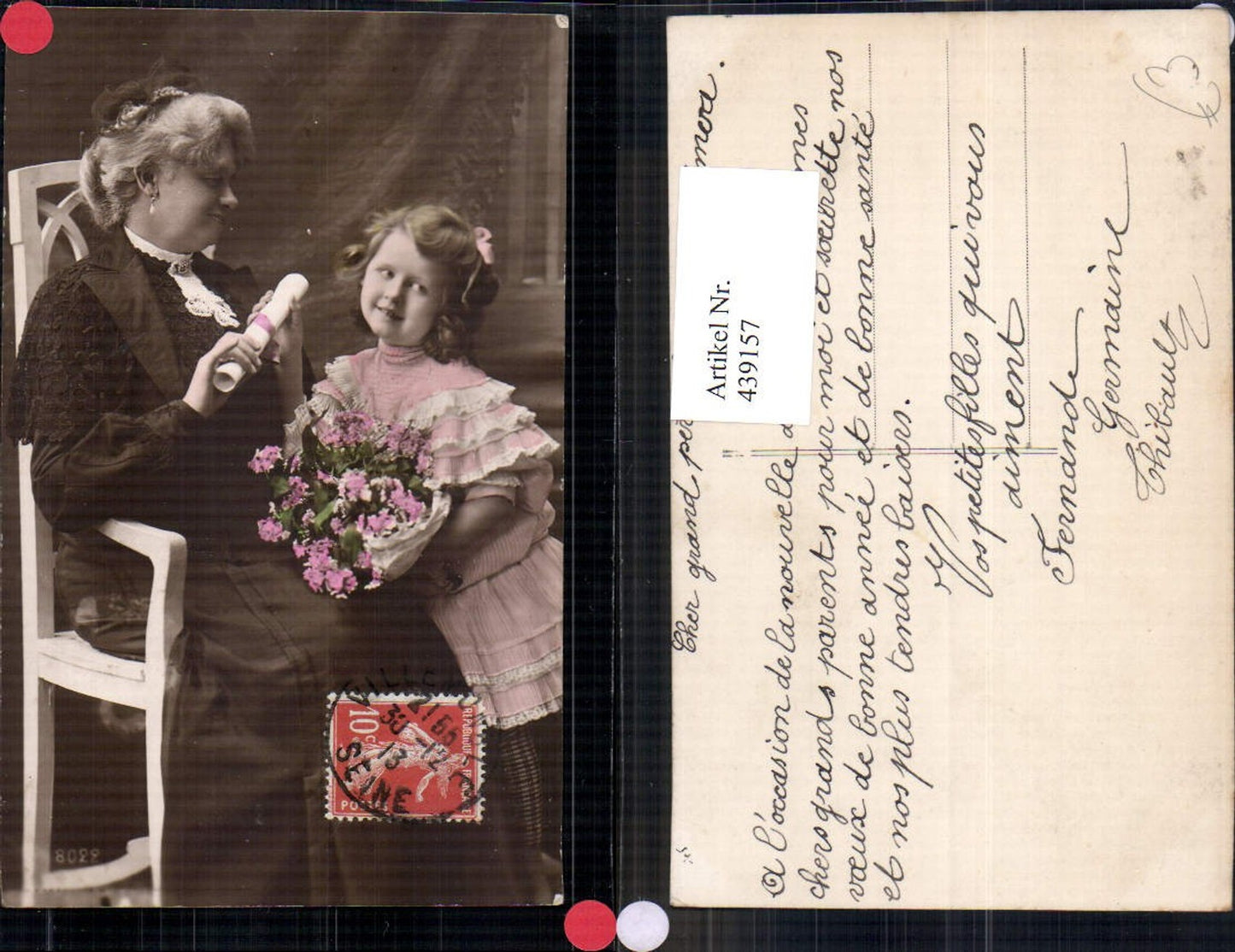 439157,Frau als Mutter Frau Stuhl sitzend m. Mädchen Papierrolle Blumenstrauß