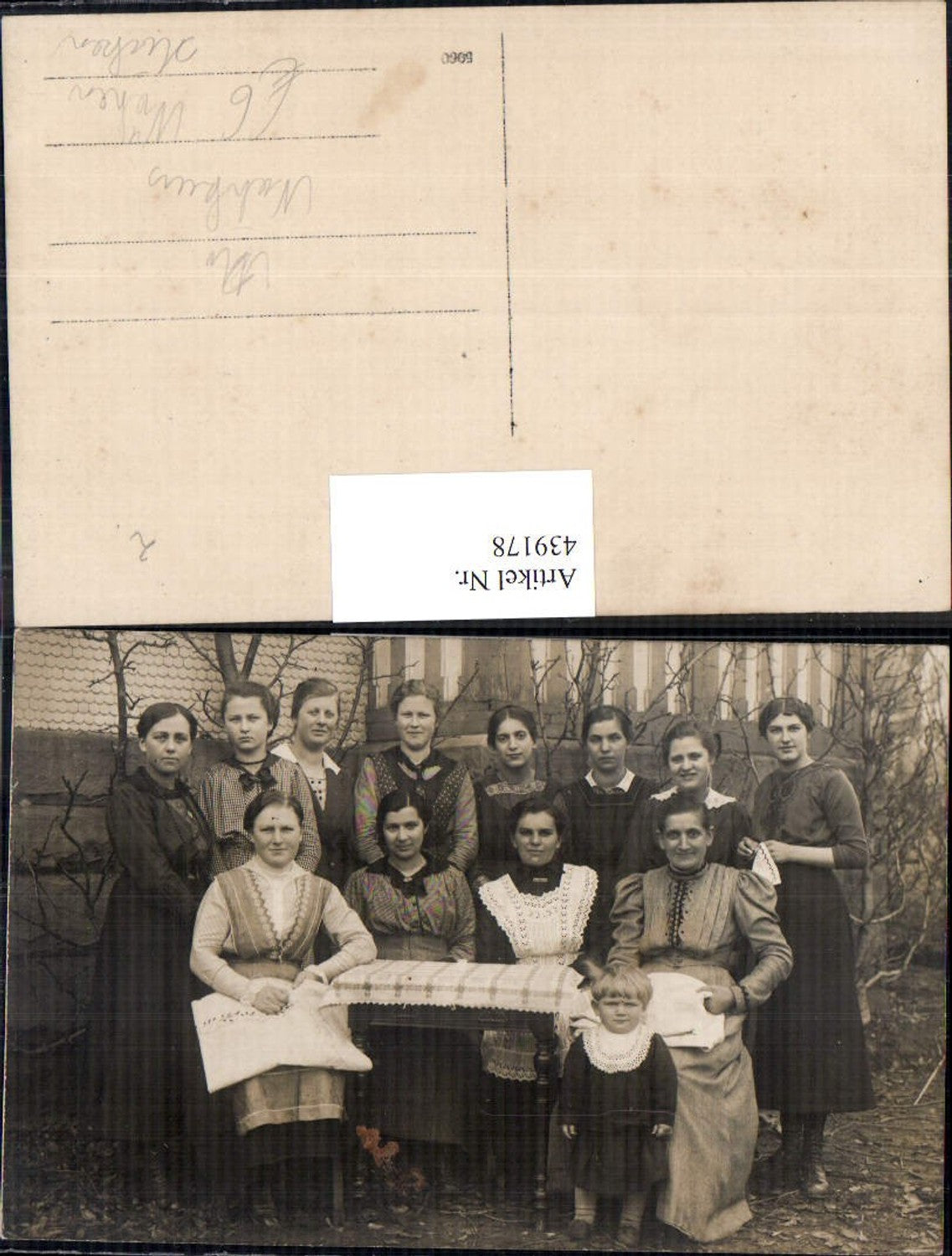 439178,Foto Ak Gruppenbild Frauen Kind v. Gebäude Nähen Sticken Handarbeit Nähkurs
