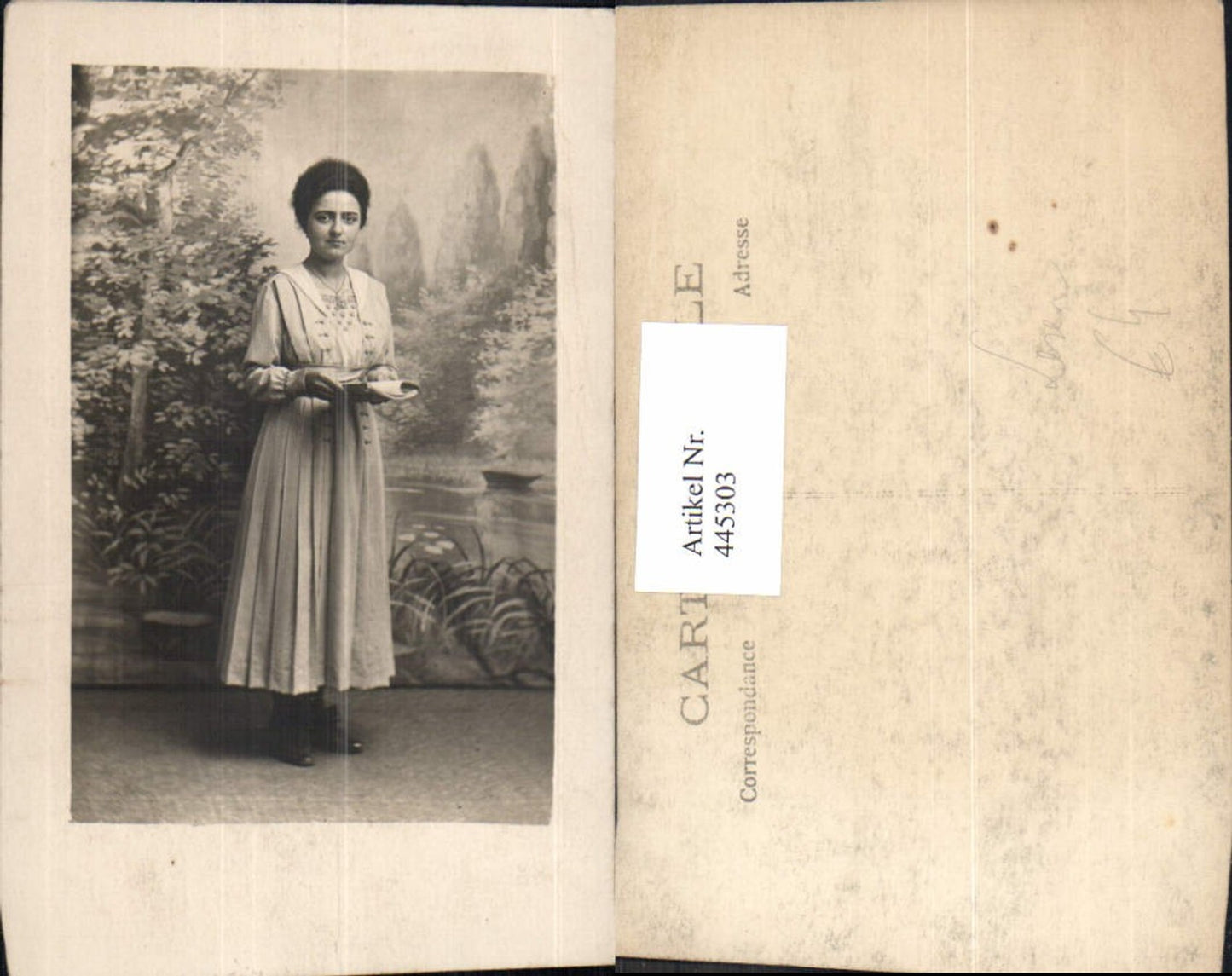 445303,Foto Ak Frau Buch Zeitung Lesen