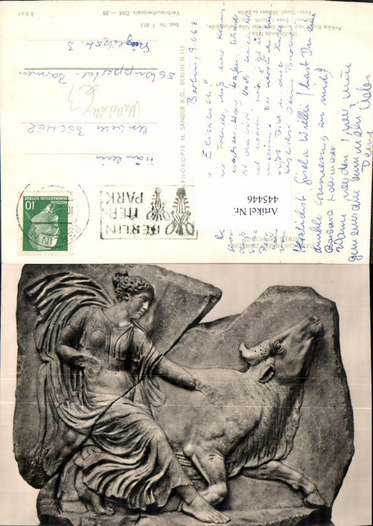 445446,Mittelalter Stierfürhende Nike Museum Berlin