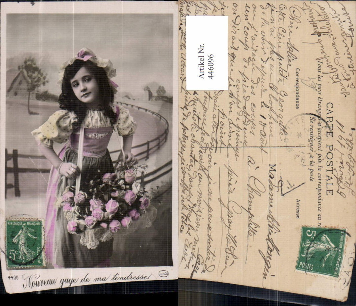 446096,Kind Mädchen Tracht Bauchladen Rosen Blumen
