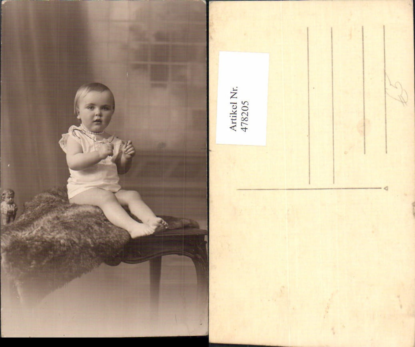 478205,Foto Ak Kind Kleinkind a. Fell Tisch sitzend