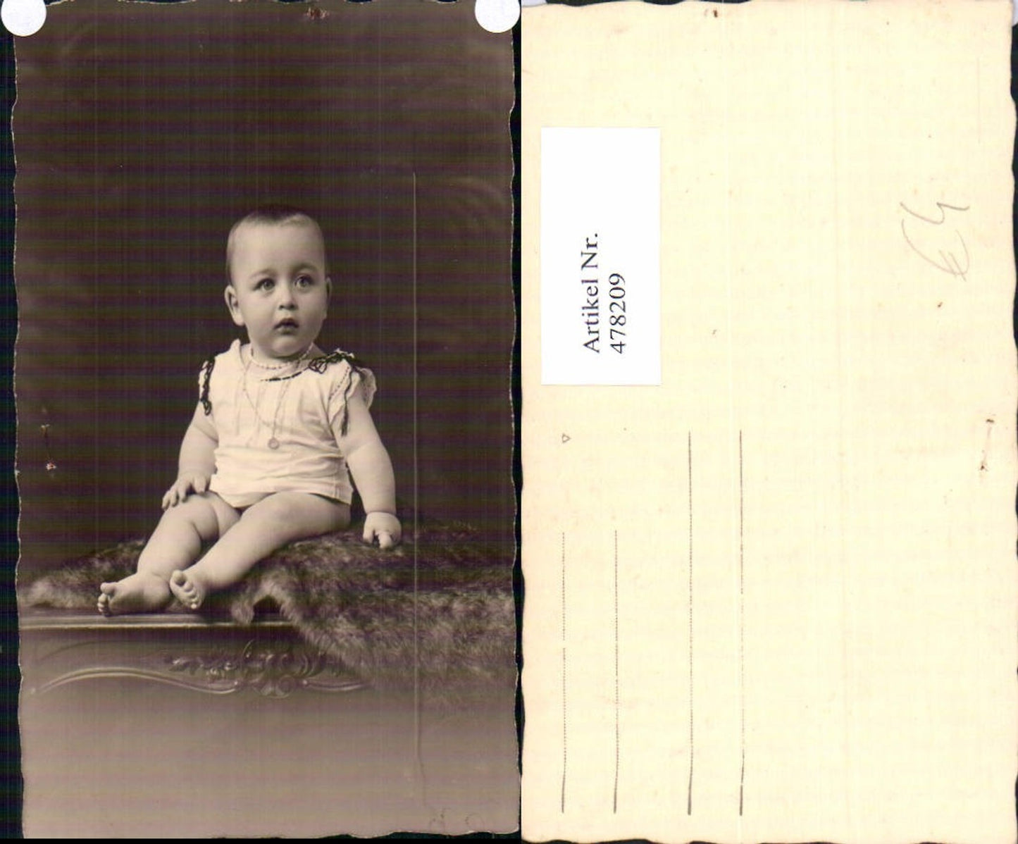 478209,Foto Ak Kind Kleinkind a. Fell Tisch sitzend