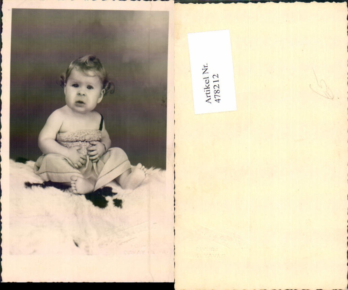 478212,Foto Kind Kleinkind Lockenkopf a. Fell sitzend