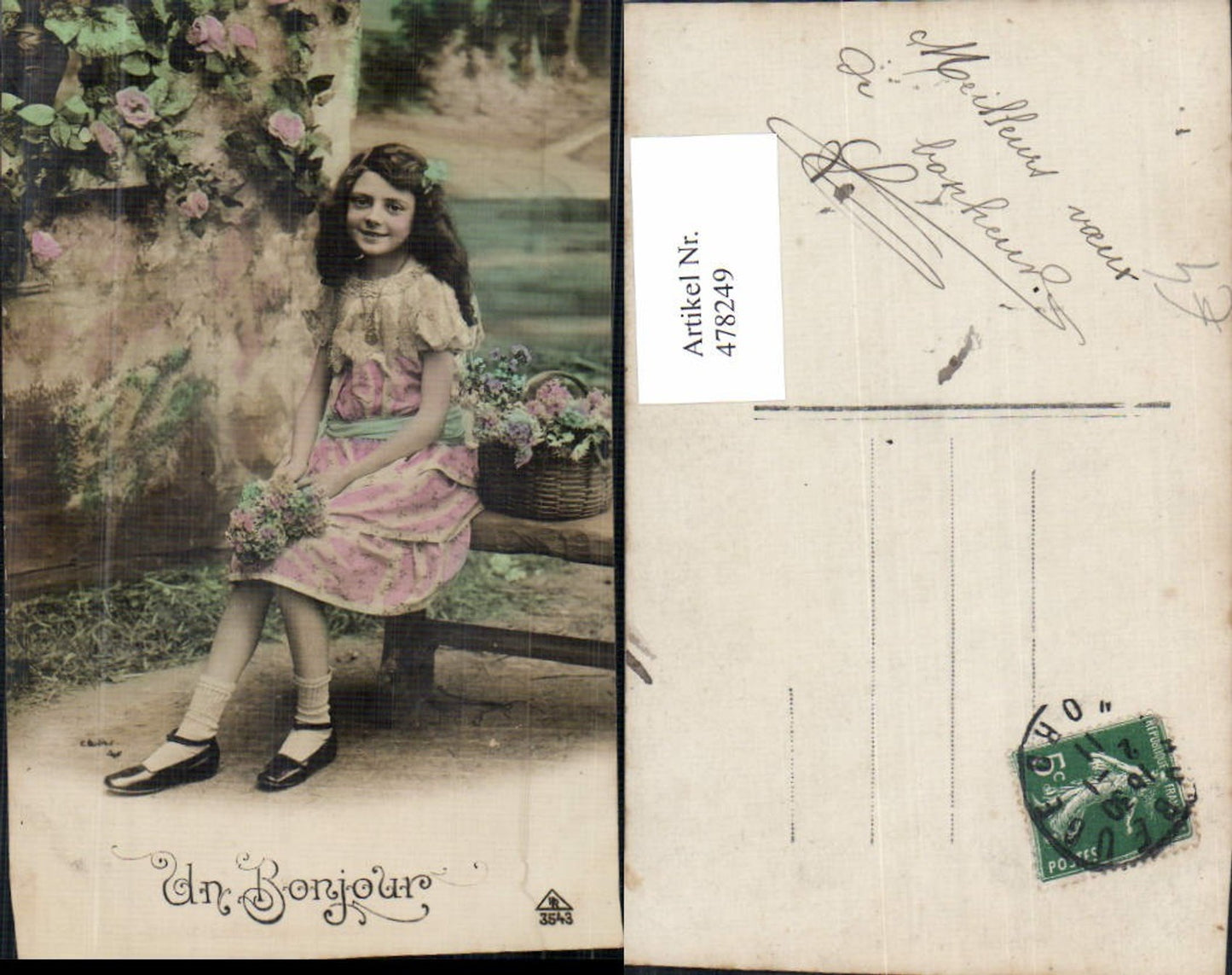 478249,Kind Mädchen Lockenkopf Haarschleife auf Bank sitzend Blumen