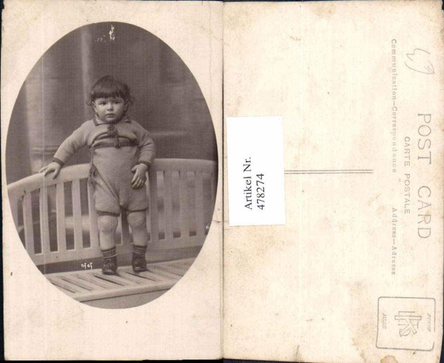 478274,Foto Ak Kind Bub Junge a. Bank stehend Passepartout