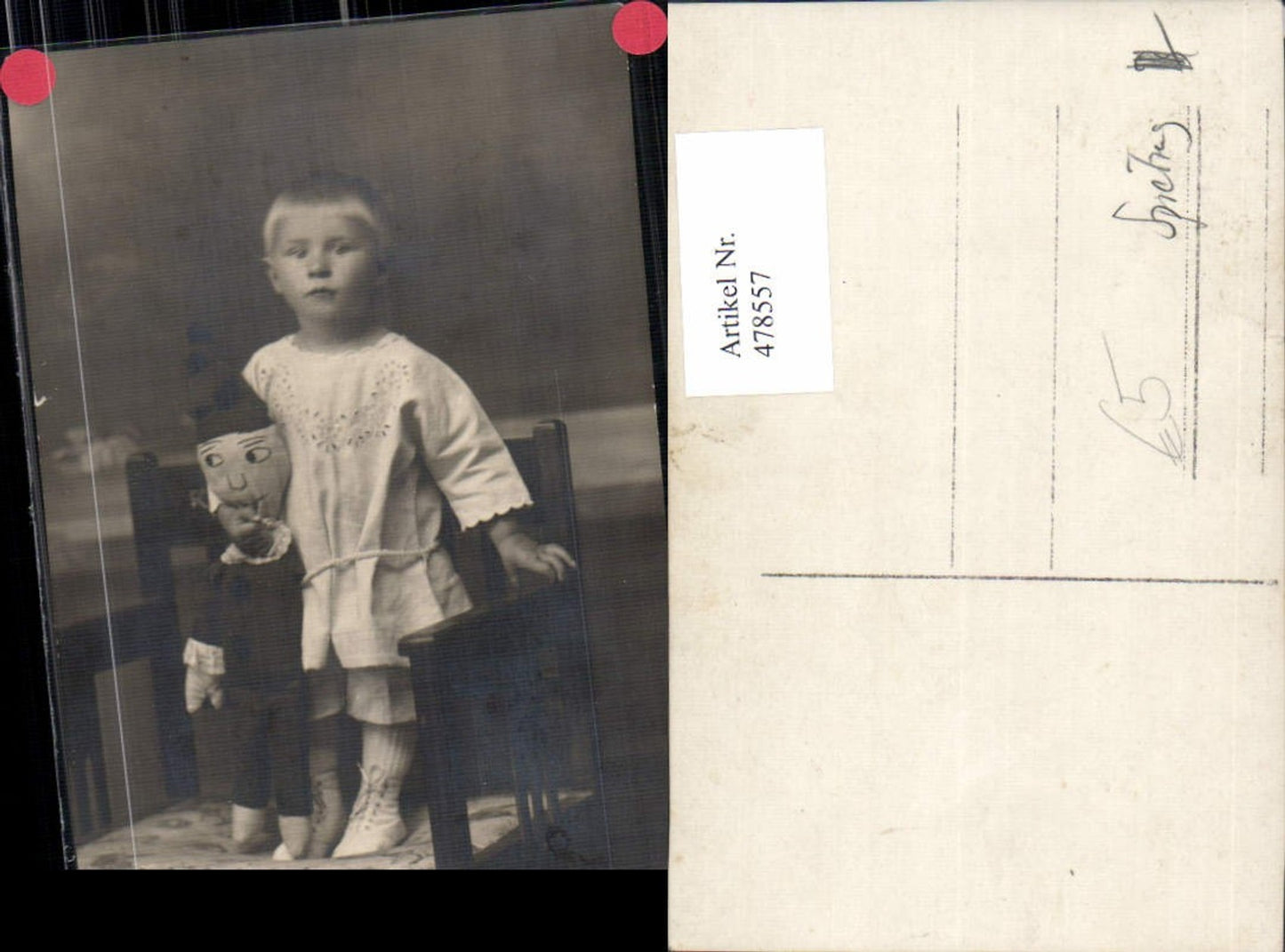 478557,Foto Ak Bub Junge Kind m. Puppe auf Stuhl stehend