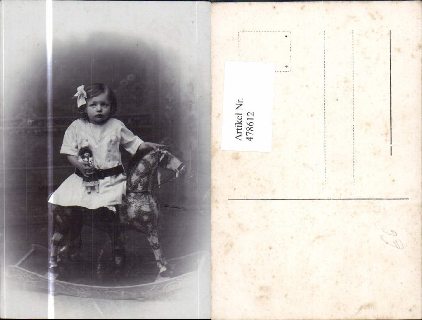 478612,Foto Ak Mädchen Haarschleife m. Puppe auf Schaukelpferd