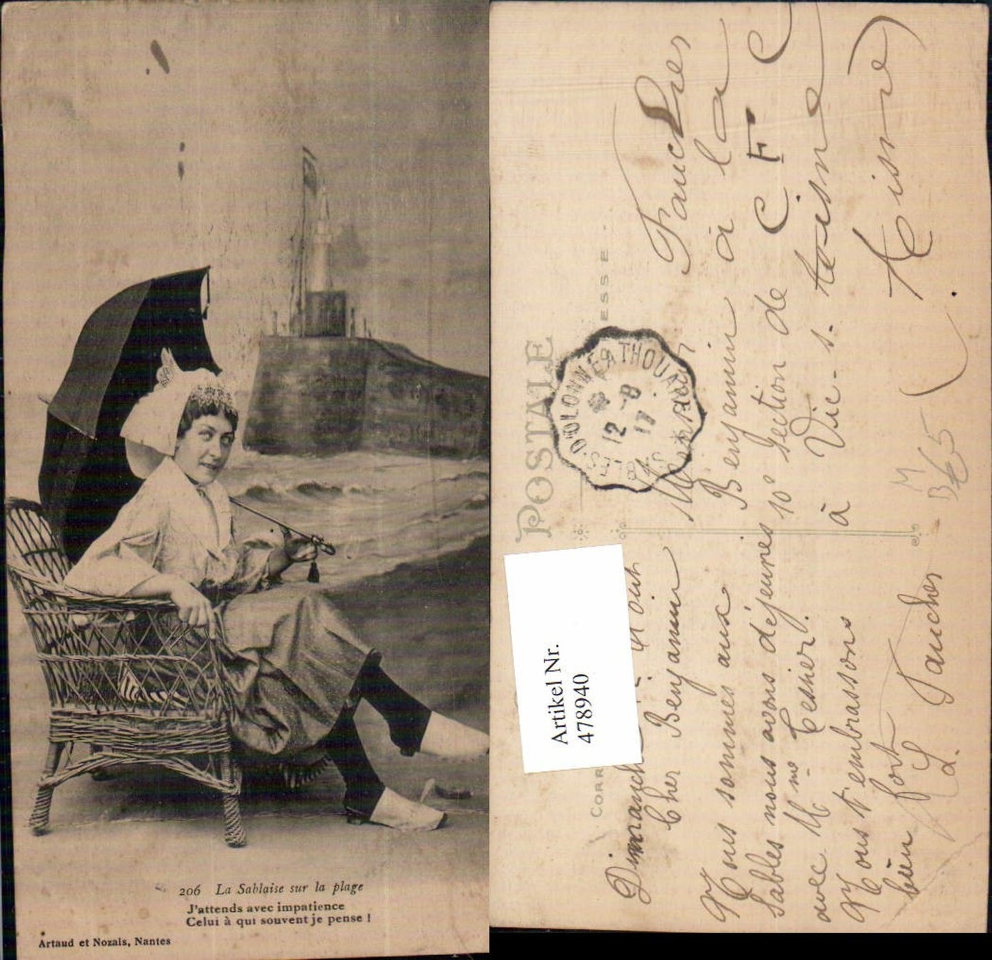 478940,Frau mit Schirm Strand Haube La Sablaise sur la plage Leuchtturm im Hintergrund