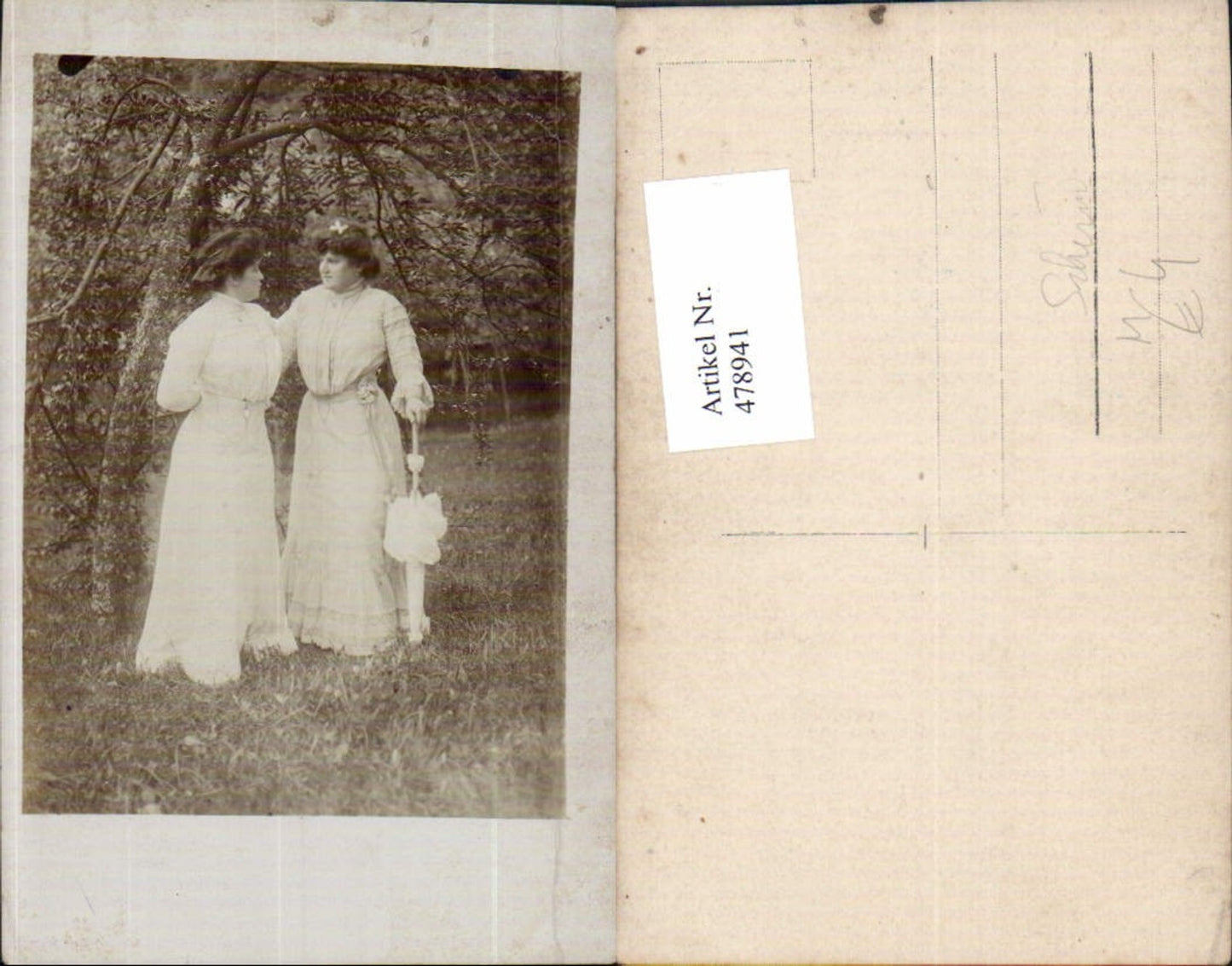 478941,Foto Ak Frauen mit Schirm Kleid unter Baum stehend